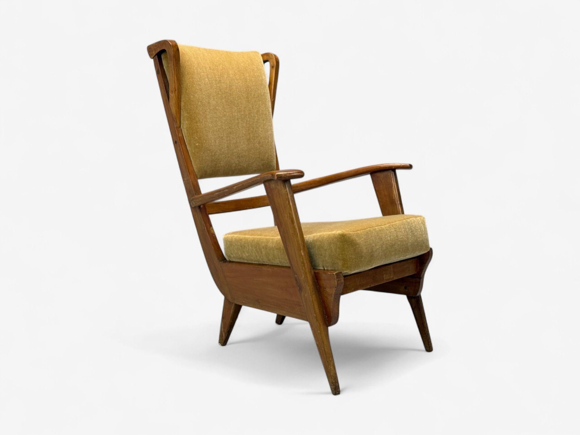 Italienische Moderne, gebeiztes Holz, Kamel Mohair, Loungesessel, Italien, 1950er Jahre im Zustand „Gut“ im Angebot in Manhasset, NY