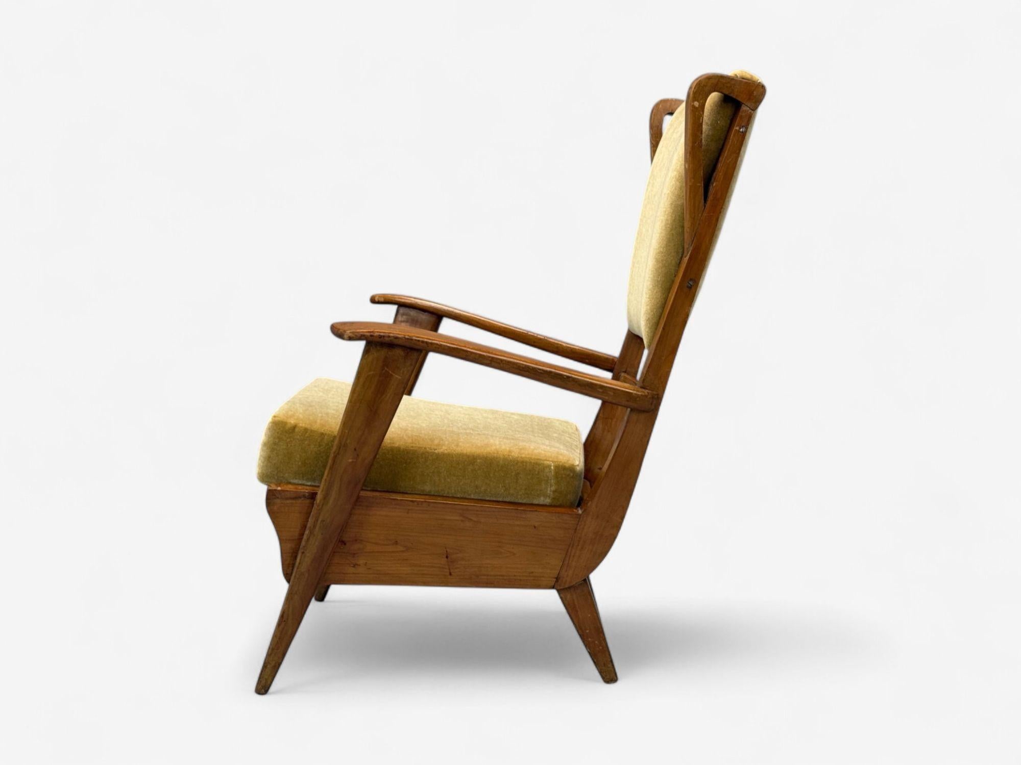 Italienische Moderne, gebeiztes Holz, Kamel Mohair, Loungesessel, Italien, 1950er Jahre (Mitte des 20. Jahrhunderts) im Angebot