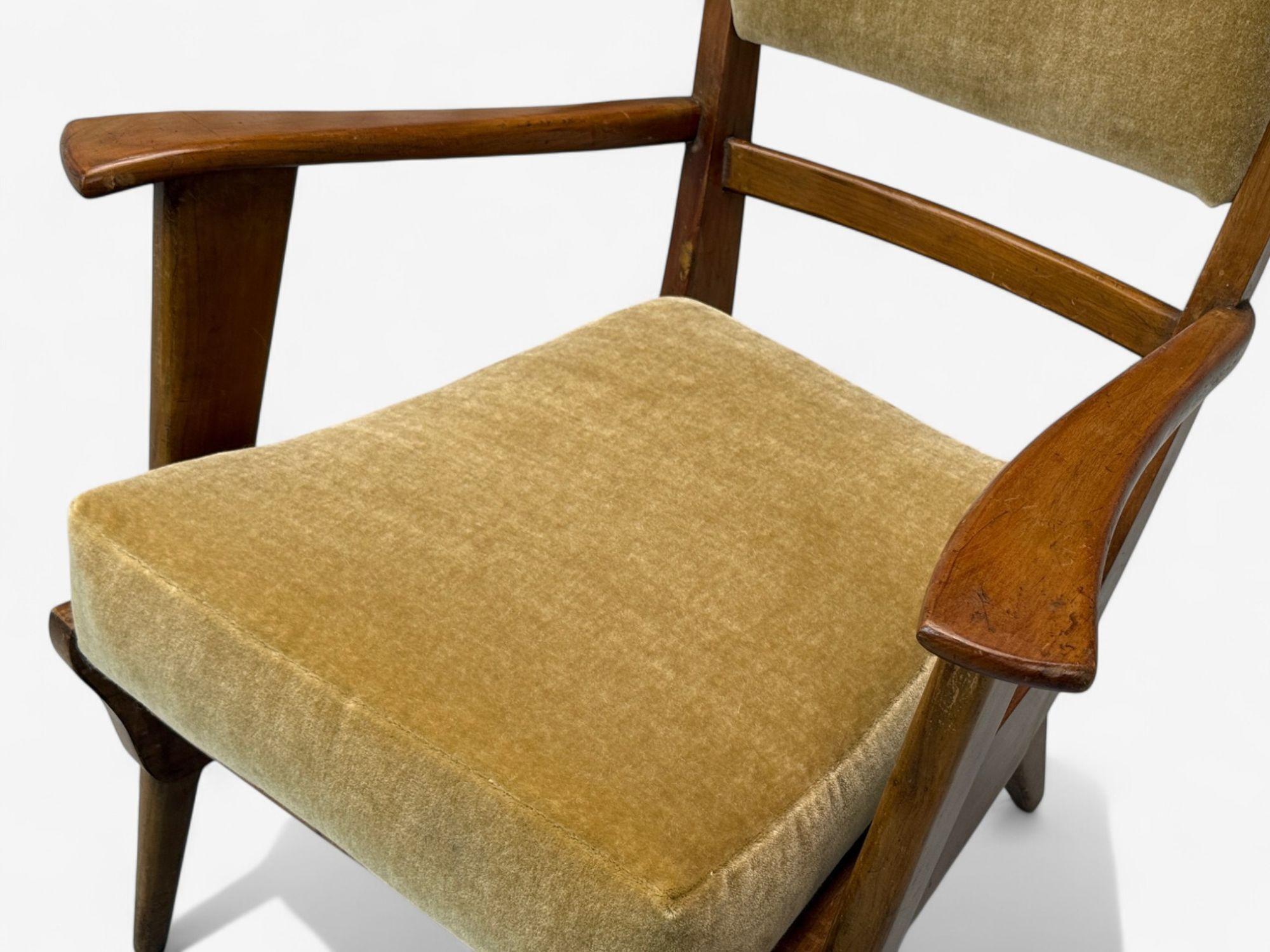 Italienische Moderne, gebeiztes Holz, Kamel Mohair, Loungesessel, Italien, 1950er Jahre im Angebot 3