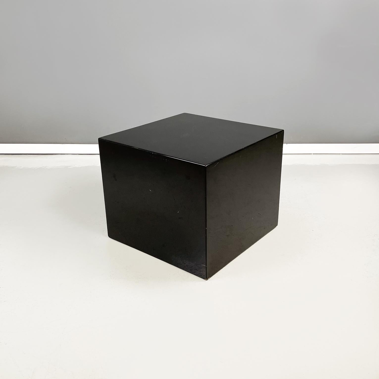 Italian modern Stand or Coffee tables in black lacquered wood, 1990s
Pair of coffee tables with square top, entirely in black lacquered wood. The edges of the table are rounded. At the base there are wheels. They can also be used as bedside tables,