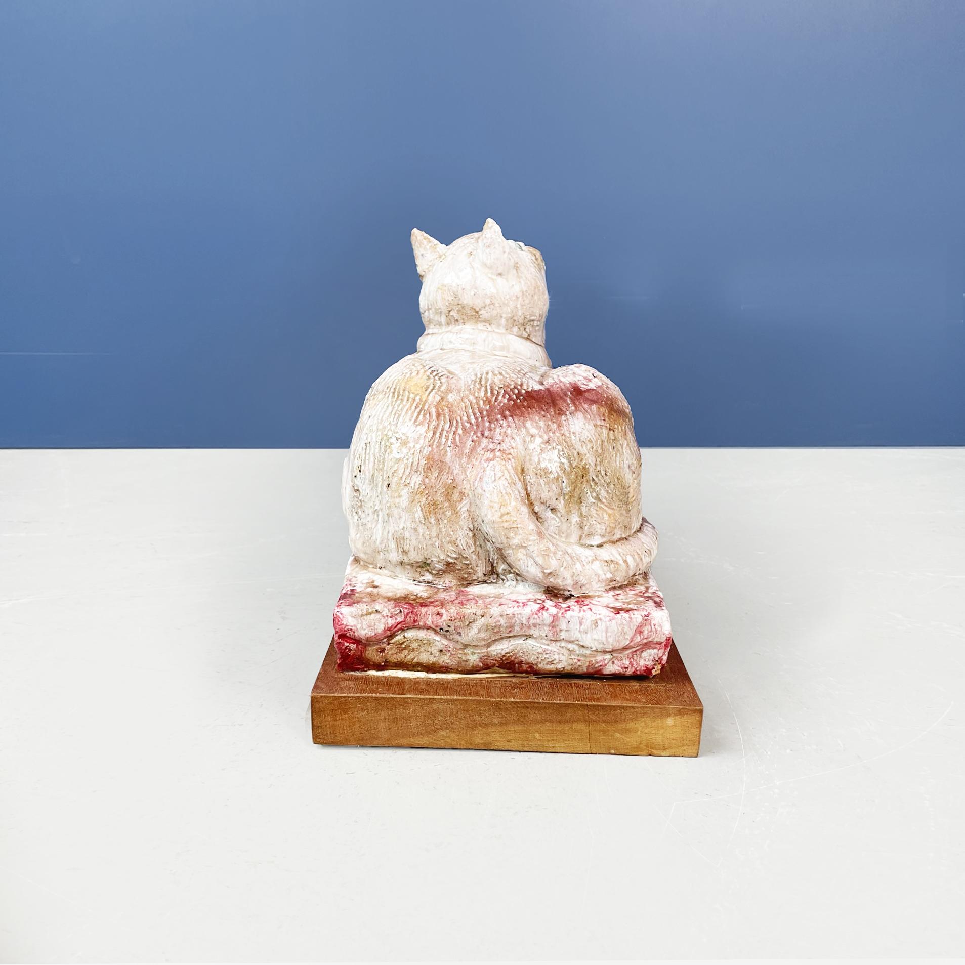 Italiano Statua moderna italiana di gatto in terracotta bianca e rossa di M. Moretto, anni '80 in vendita
