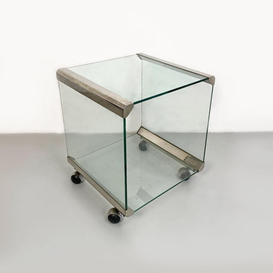 Italian modern chromed steel and aquamarine glass double shelf coffee table with wheels by Gallotti and Radice, 1970s.
Coffee table or display on wheels with chromed steel profiles and double shelf in aquamarine green glass.
Project and produced by