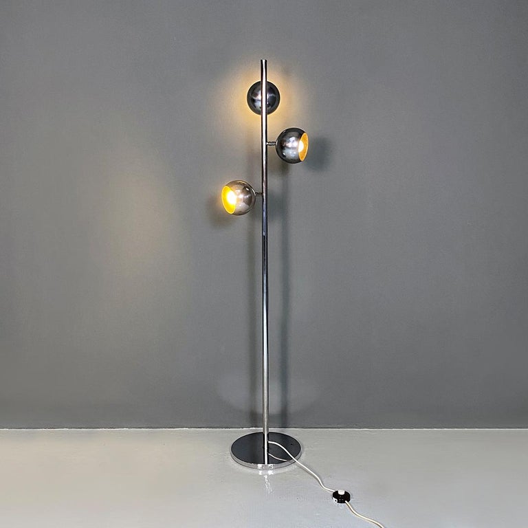 Italian modern steel three lights floor lamp, 1970s
Floor lamp in steel, with three lights in with a round base with central stem to which three spherical diffusers are anchored, adjustable through the respective joint. It has an E27 connection and