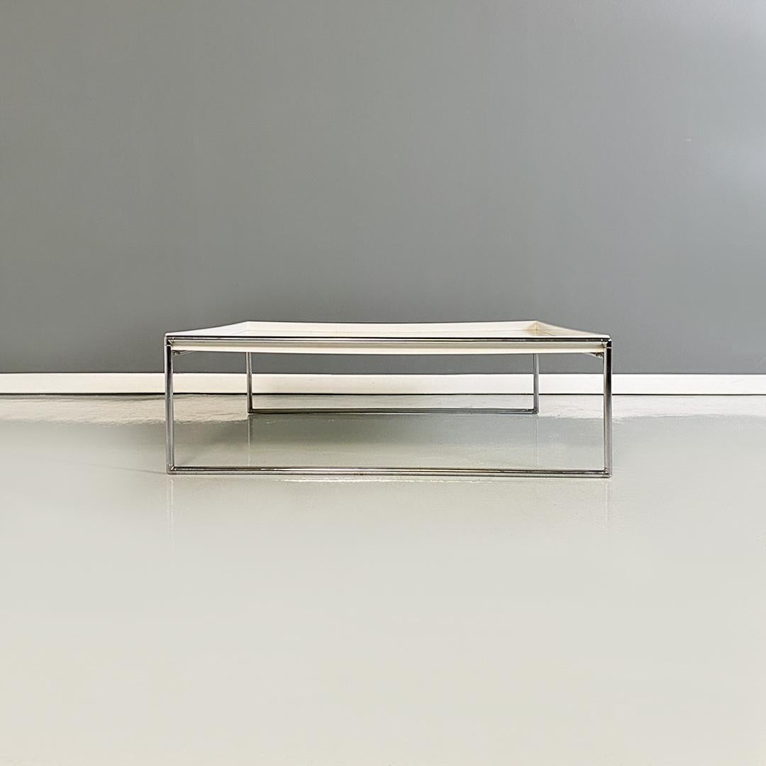 Table basse moderne italienne en acier et plastique blanc Trays par Piero Lissoni pour Kartell, années 1990.
Table basse modèle plateau de forme carrée, structure en tiges d'acier chromé et plateau en plastique blanc.
Projet de Piero Lissoni pour