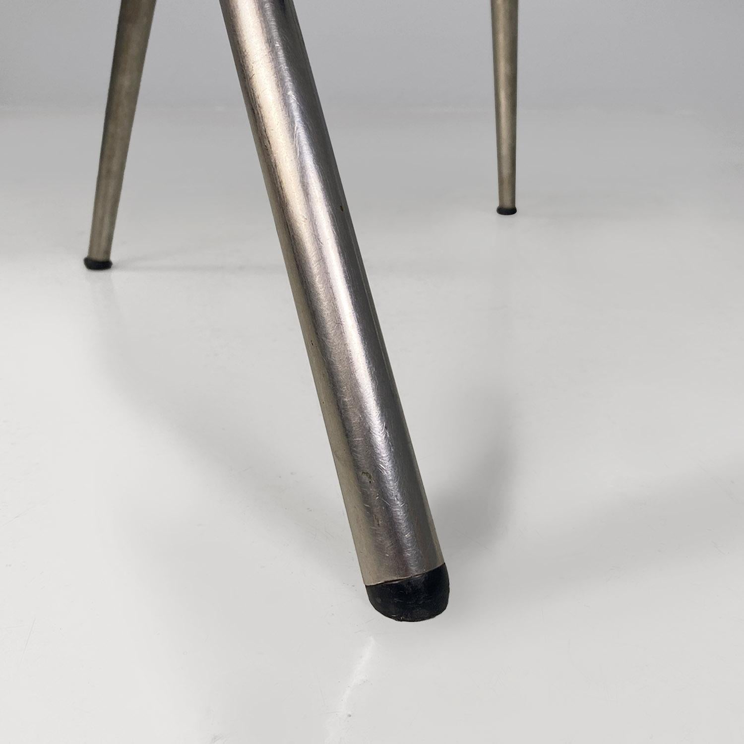 Moderne italienische Stühle aus Stahl, Holz und schwarzem Stoff von Gionathan de Pas, Donato D'Urbino & Paolo Lomazzi von DDL Studio für Zero Design, aus den 1990er Jahren.
Satz von drei Stühlen mit vierbeiniger, gebogener Aluminiumstruktur und