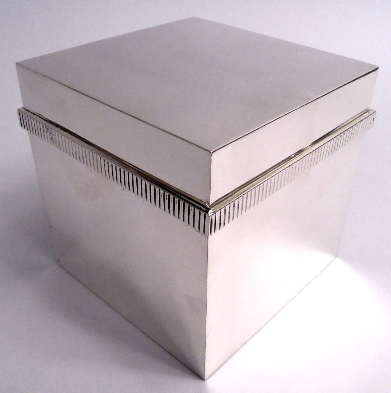 Moderna caja de plata de ley. Cubo; tapa articulada con borde estriado verticalmente. El interior tiene un marco desmontable para guardar puros y cigarrillos. Marcas italianas posteriores a 1967, incluidos los sellos del fabricante (Fratelli