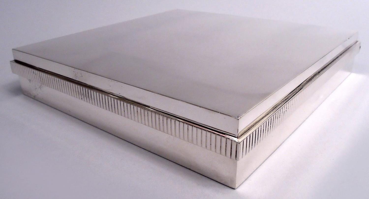 Moderna caja de plata de ley. Rectangular; tapa articulada con borde estriado verticalmente. Marcas italianas posteriores a 1967, incluidos los sellos del fabricante (Fratelli Cacchione) y del minorista (Carimati). Peso: 25.3 onzas troy. 