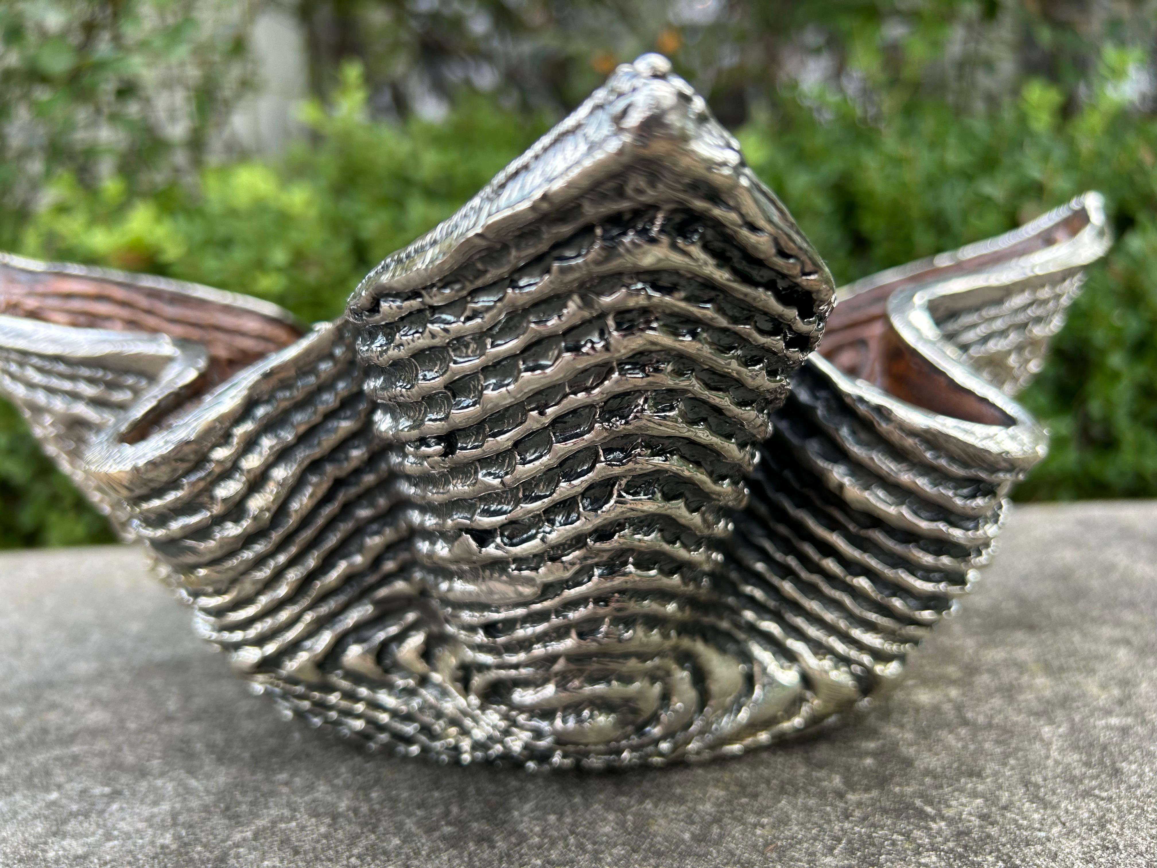 Moderne italienische Schale aus Sterlingsilber.
Interessante italienische Schale in freier Form des 20. Jahrhunderts aus Sterlingsilber.
Diese schöne italienische dekorative Schale ist innen mit Sterline-Silber verkleidet und mit 
