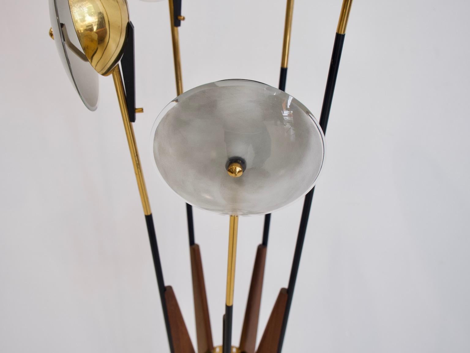 Italian Modern Stilnovo Floor Light with Metal, Wood and Brass Structure For Sale 3