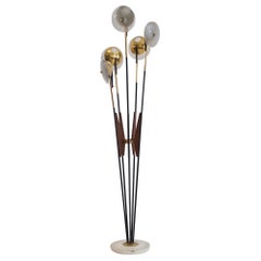 Lampadaire italien moderne Stilnovo avec structure en métal, bois et laiton