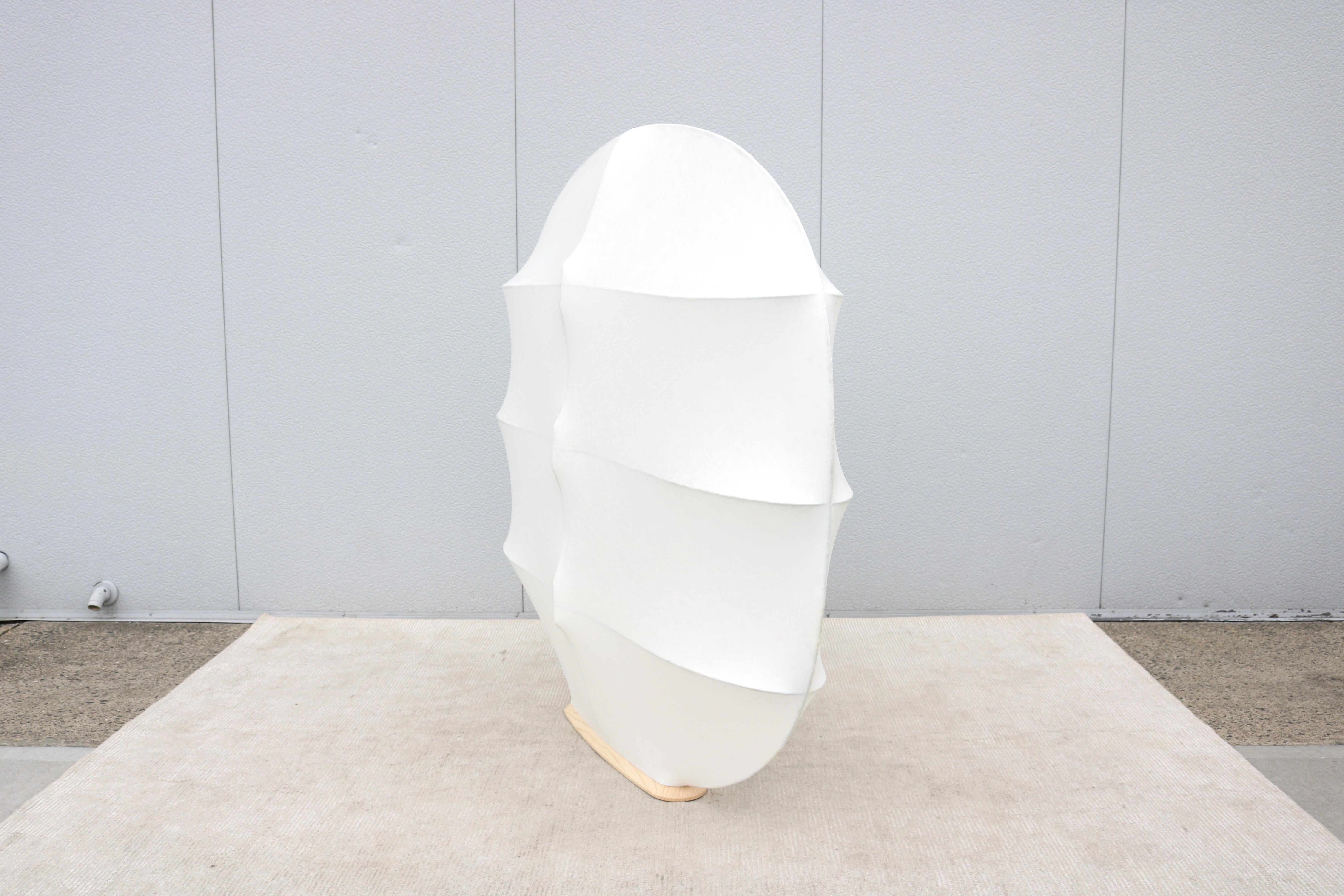 La fabuleuse lampe Gunta 1 de Tacchini, combine parfaitement les fonctions d'un lampadaire et d'un séparateur de pièce.
Conçue par le duo milanais Arianna Lelli Mami et Chiara Di Pinto de Studiopepe.
Gunta s'inspire sans doute des luminaires