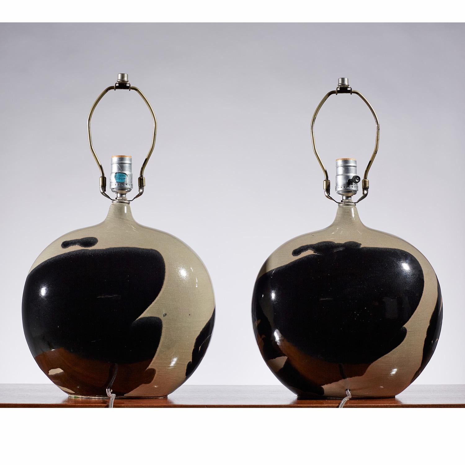 Italian Modern Style Glazed Ceramic Elliptical Shape Table Lamps (Moderne der Mitte des Jahrhunderts)