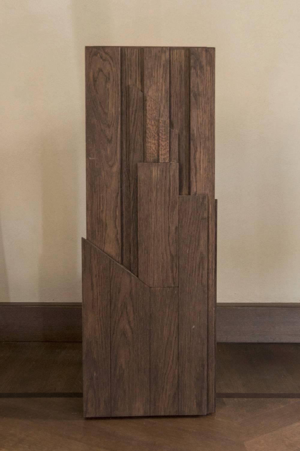Cette colonne de bois contemporaine présente une surface bien sculptée. Il s'agit d'un élément central dans chaque pièce et il peut mettre en valeur les objets qui y sont posés. Design by DD Dimore, Italie.
De plus, il devient un vase (en enlevant