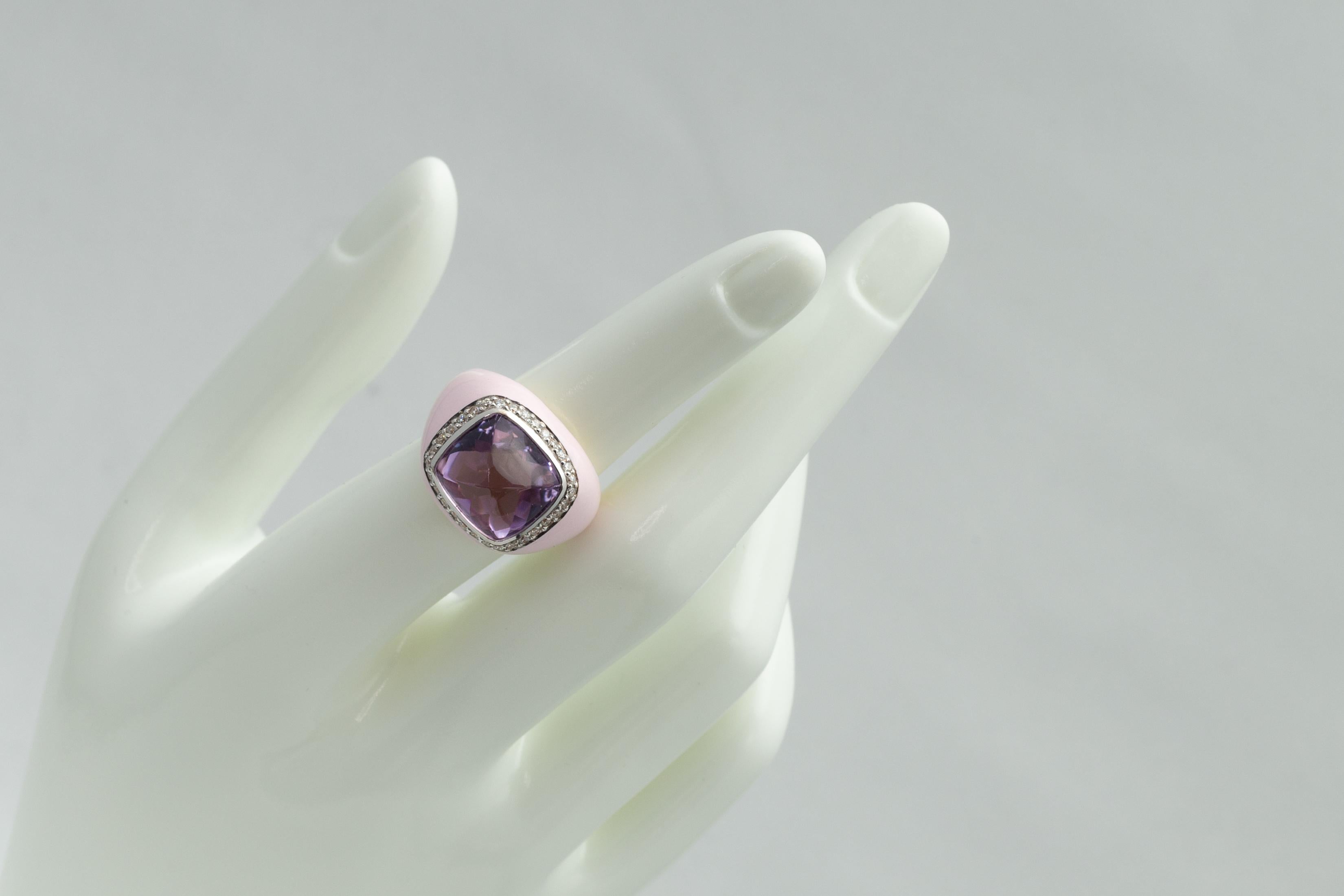 Italian Modern Sugarloaf Cabochon Amethyst Pink Enamel and Yellow Gold Ring In Good Condition In Miami, FL