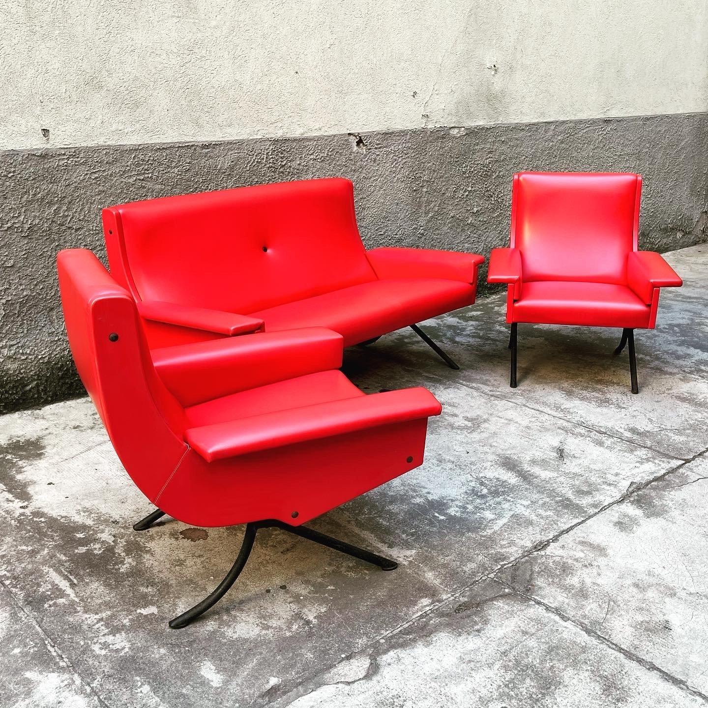 Originales Loungeset, bestehend aus 2 Sesseln und einem 2-sitzigen Sofa, gepolstert mit dem originalen, feuerroten Skai.
Die Beine sind aus schwarz lackiertem Metallrohr gefertigt und haben eine besondere und einzigartige Formgebung.