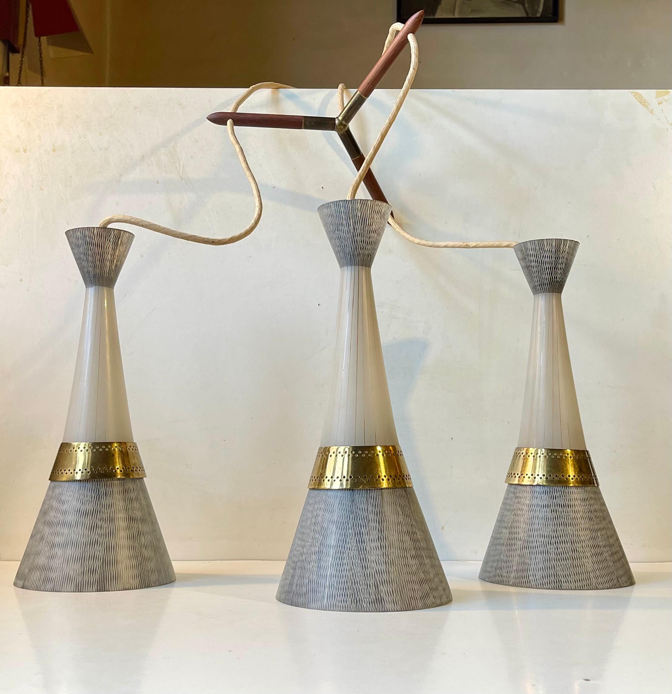 Moderner italienischer Diablo Trio-Kronleuchter mit Schmetterlingsglas-Hängelampe, 1950er Jahre (Messing) im Angebot