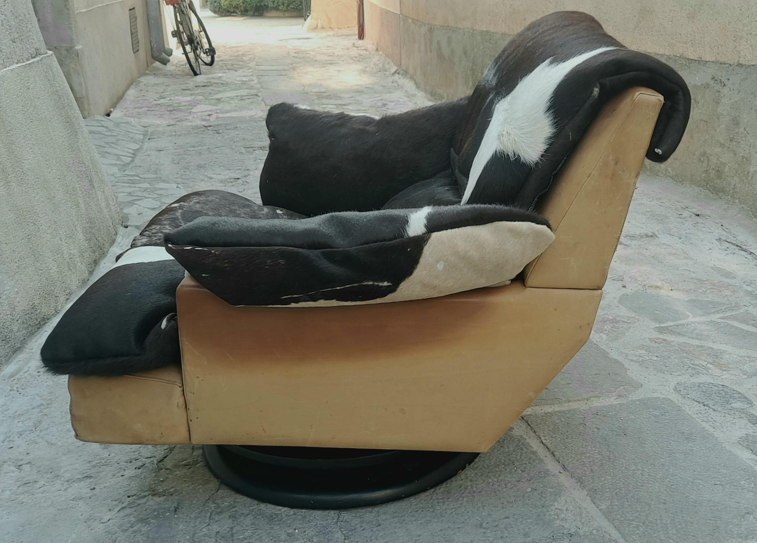 Mid-Century Modern Italian Modern Swivel Chairs with Swivel Ottoman For Sale