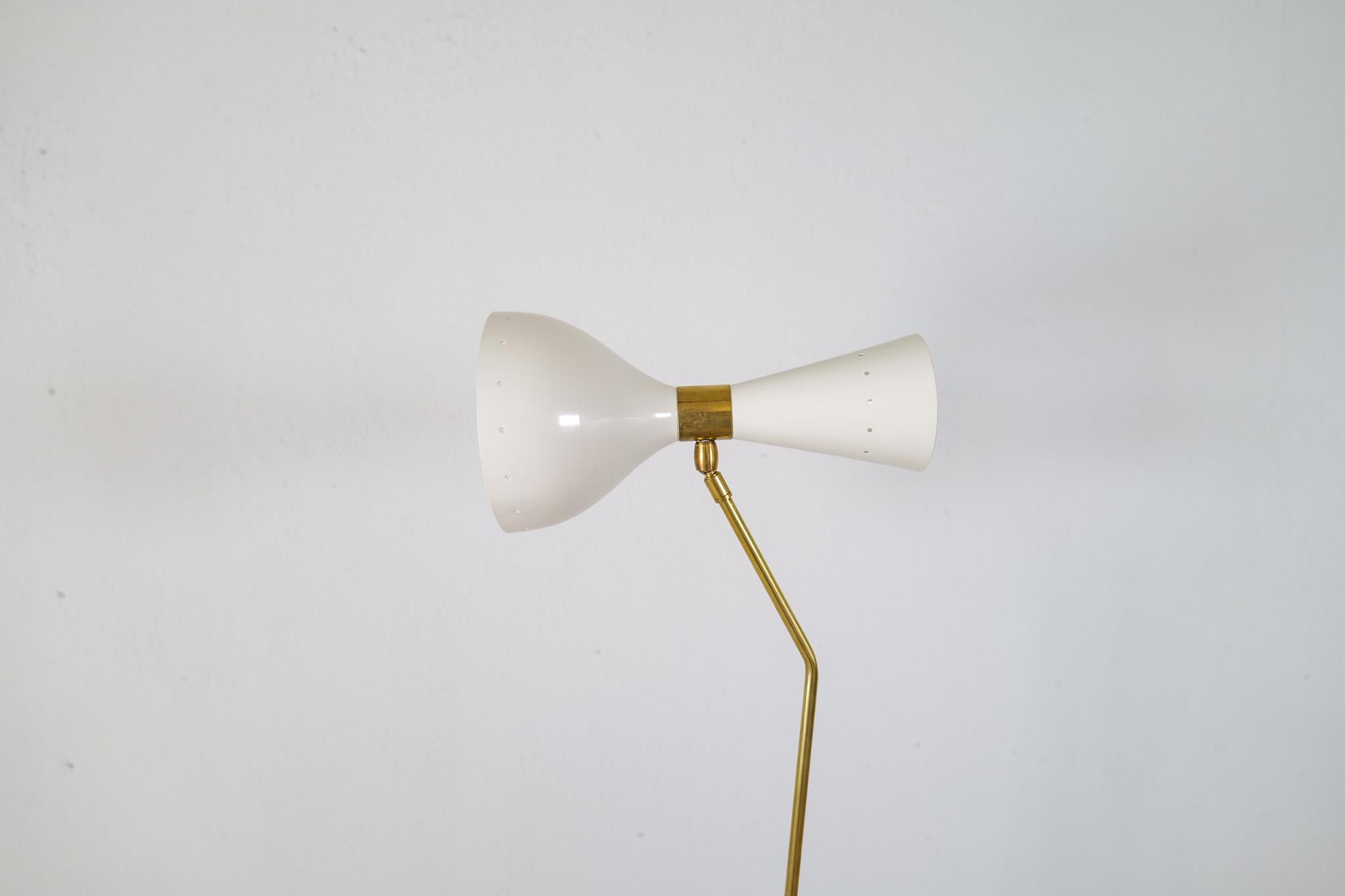 Lampe de bureau moderne italienne en laiton et métal, style Stilnovo en vente 4