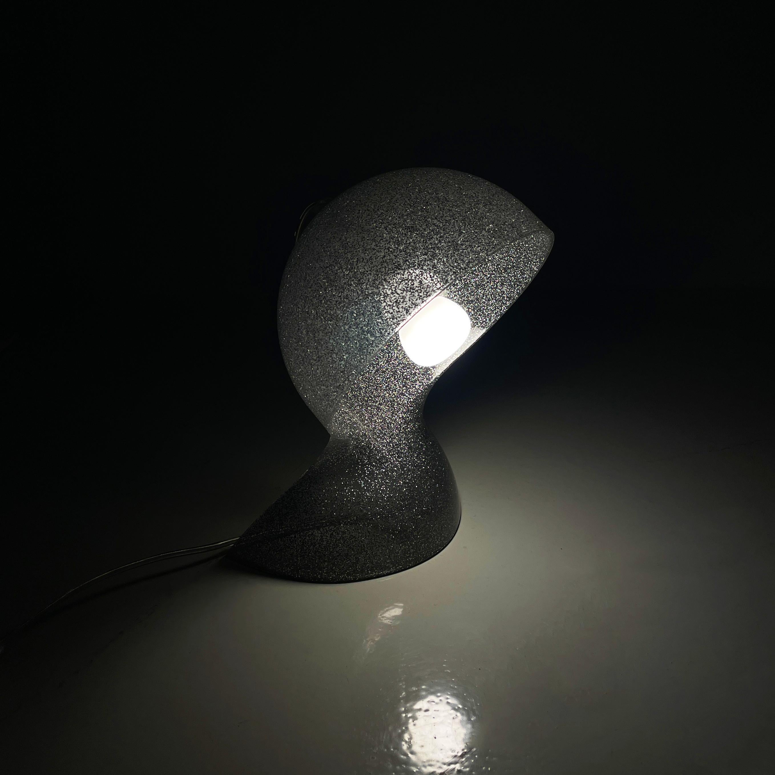 Lampe à poser moderne italienne Dalù Sparkling  par Vico Magistretti pour Artemide, 2013
Lampe de table mod. Dalù, édition limitée Sparkling, composée d'une monocoque en matériau thermoplastique transparent avec des paillettes argentées. La forme de