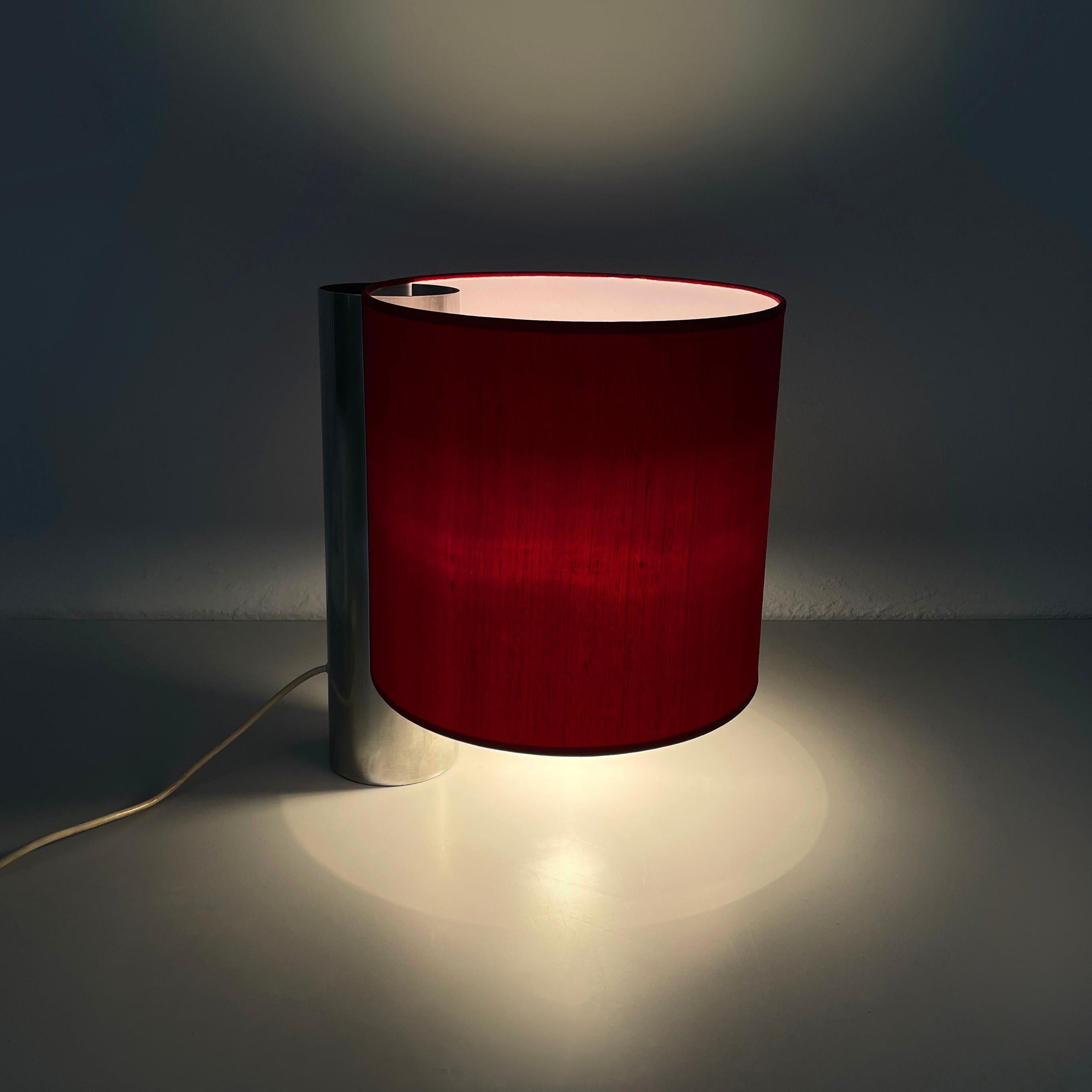 Italian modern Table lamp Fluette by Giuliana Gramigna for Quattrifolio, 1970s
Fantastic and vintage table lamp mod. Fluette with double bulb and cylindrical lampshade in red fabric with trimmings on the profiles. The cylindrical metal structure is