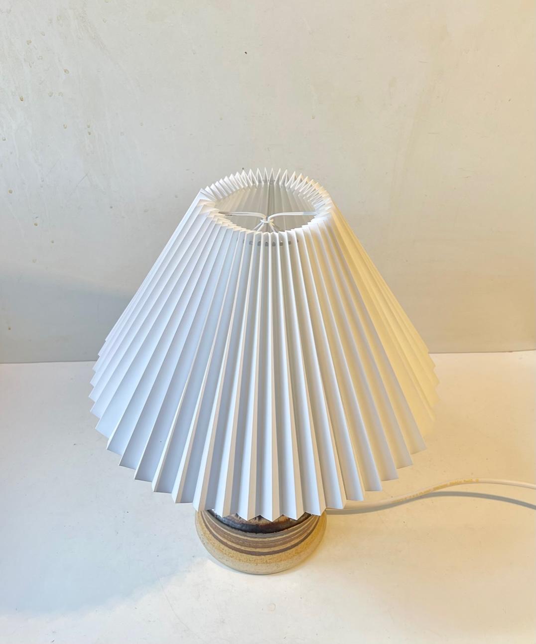 Lampe de bureau moderne italienne en céramique avec rayures de glaçure terreuse, années 1970 en vente 3