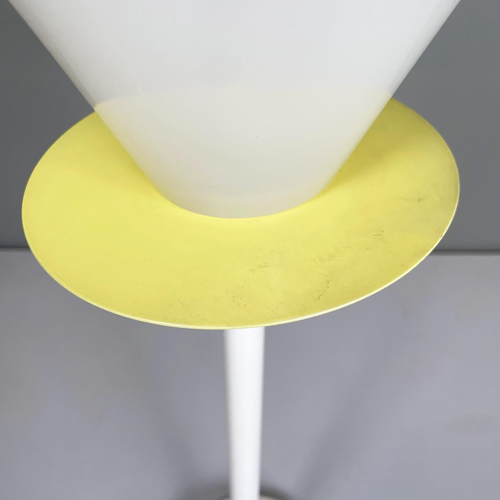 Italian modern table lamp in Murano glass and whit and yellow metal, 1980s For Sale 4