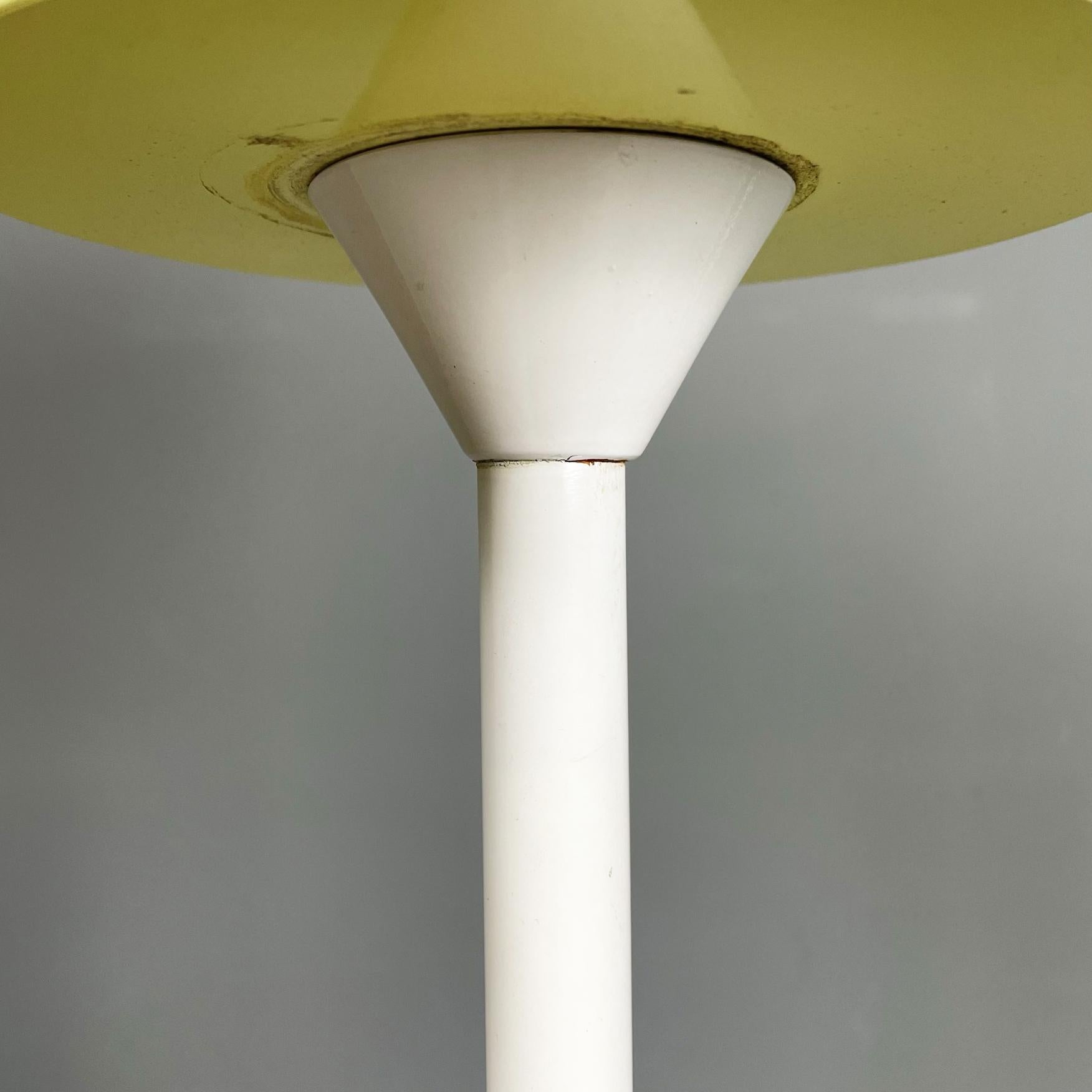 Italian modern table lamp in Murano glass and whit and yellow metal, 1980s For Sale 5