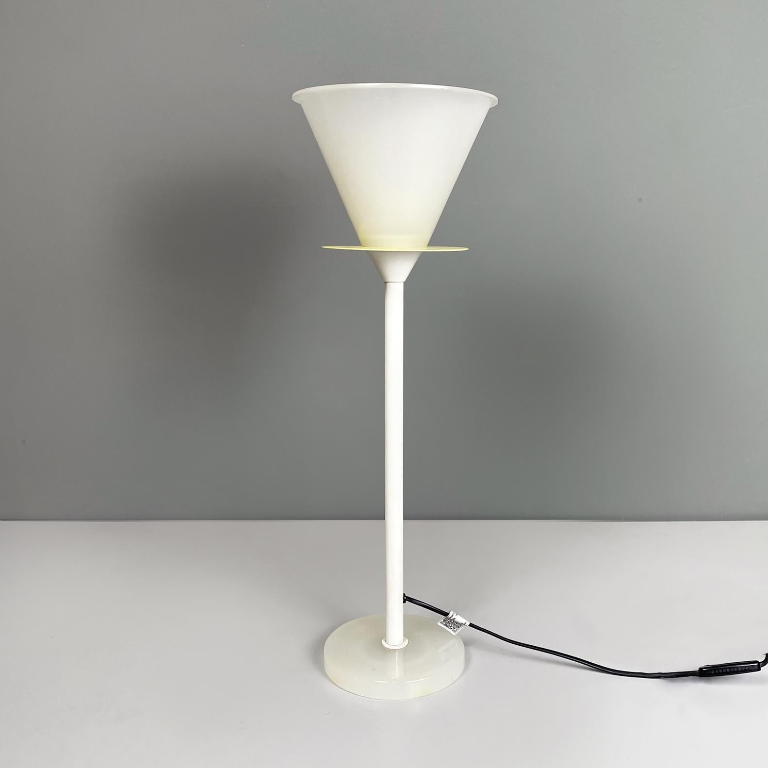Modern Italian modern table lamp in Murano glass and whit and yellow metal, 1980s For Sale
