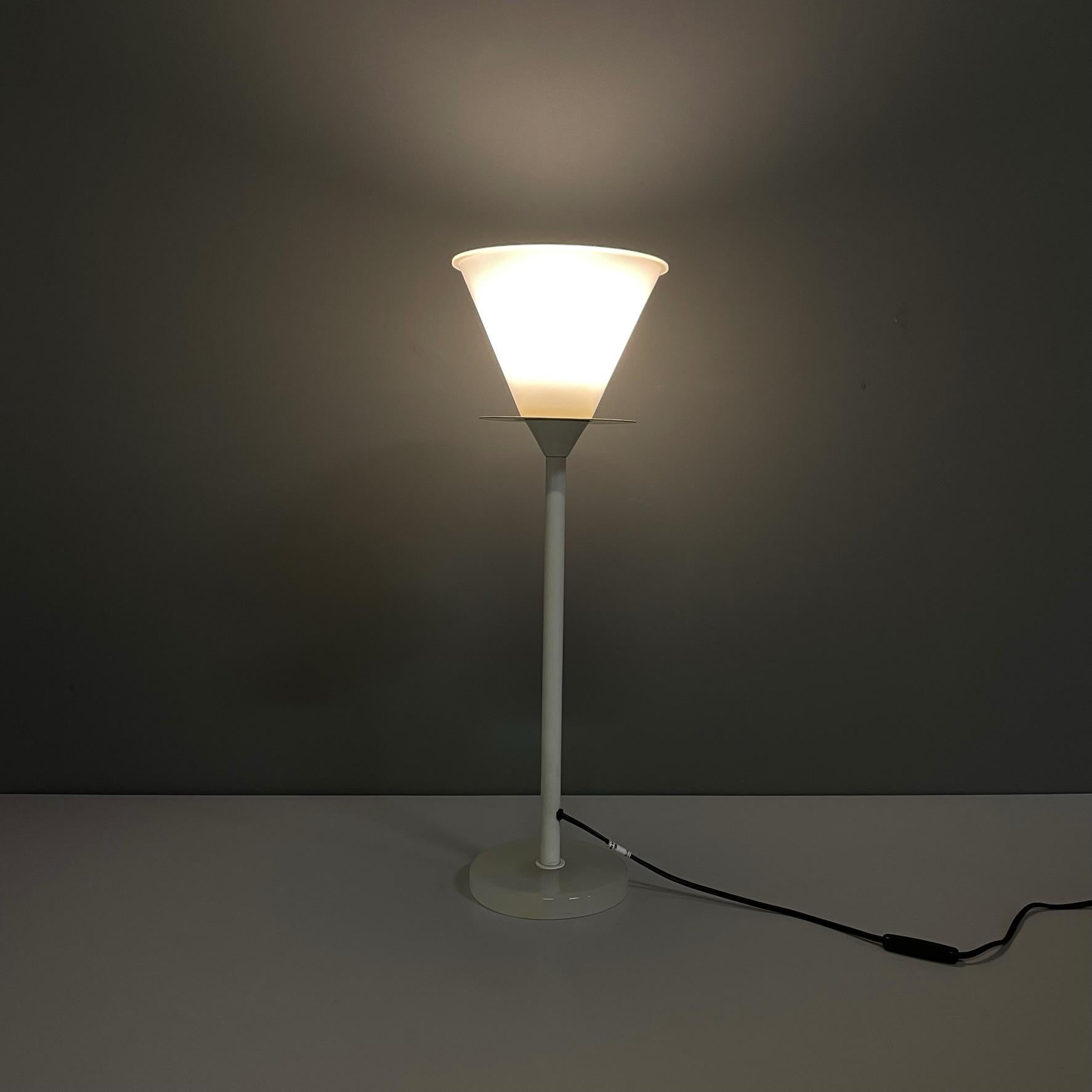 Italian modern table lamp in Murano glass and whit and yellow metal, 1980s In Good Condition For Sale In MIlano, IT