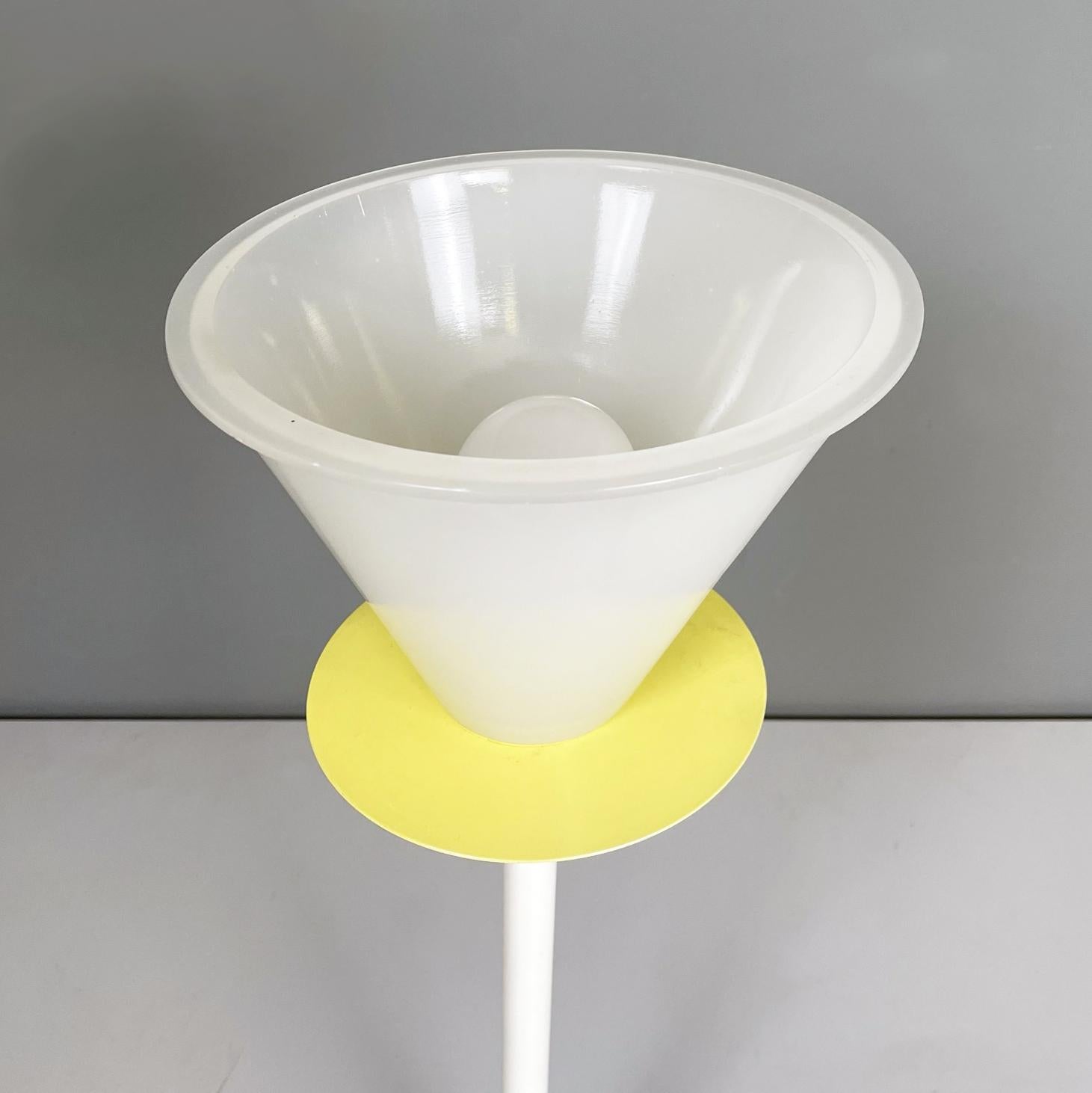 Late 20th Century Italian modern table lamp in Murano glass and whit and yellow metal, 1980s For Sale