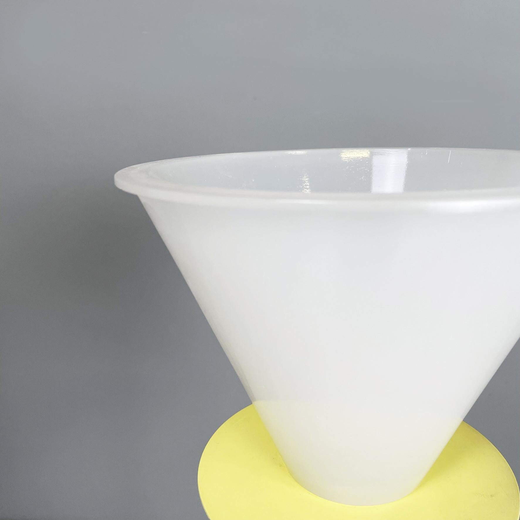 Italian modern table lamp in Murano glass and whit and yellow metal, 1980s For Sale 1