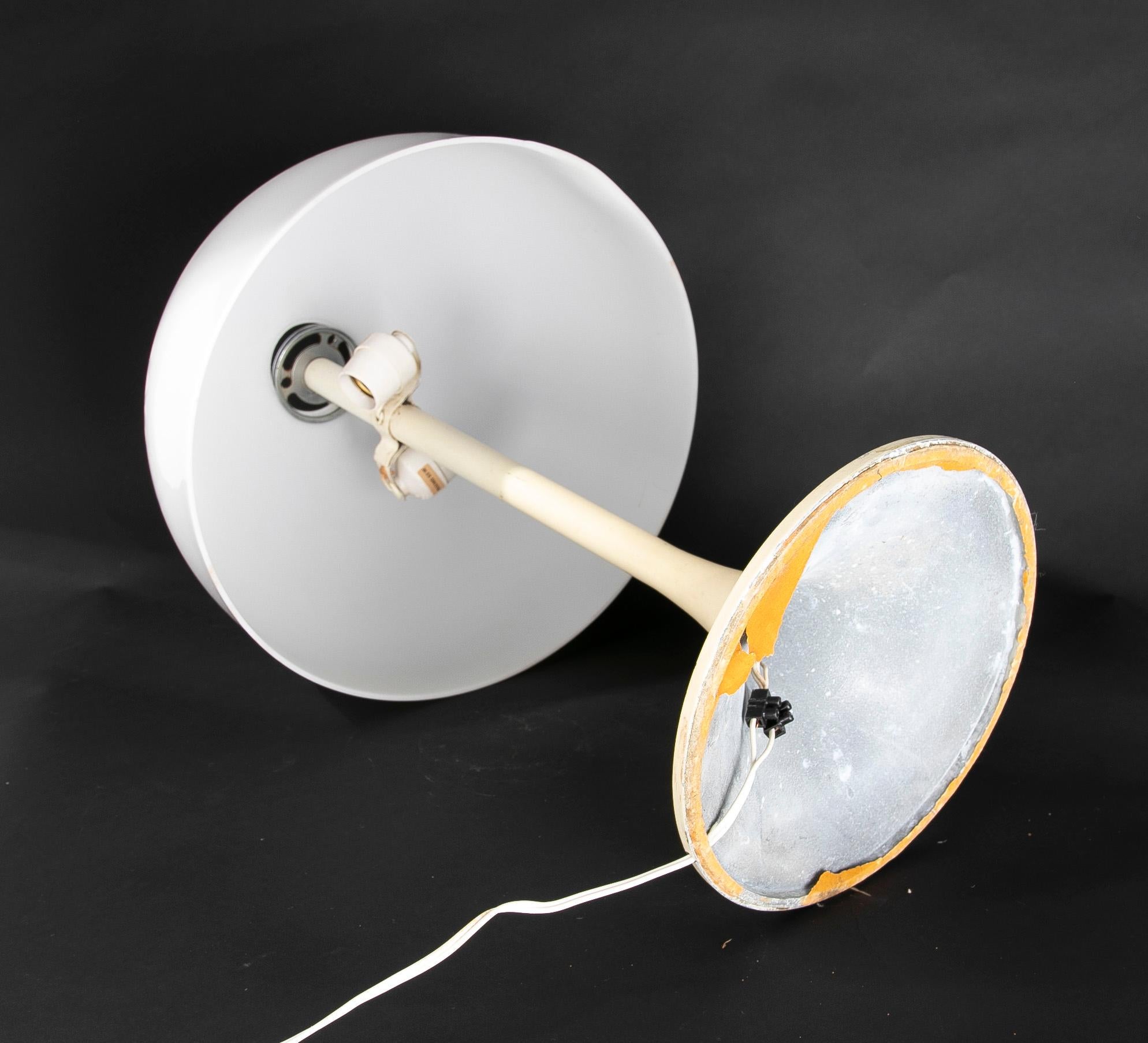 Moderne italienische Tischlampe aus weißem Kunststoff mit Chromstahl-Details (Italienisch) im Angebot