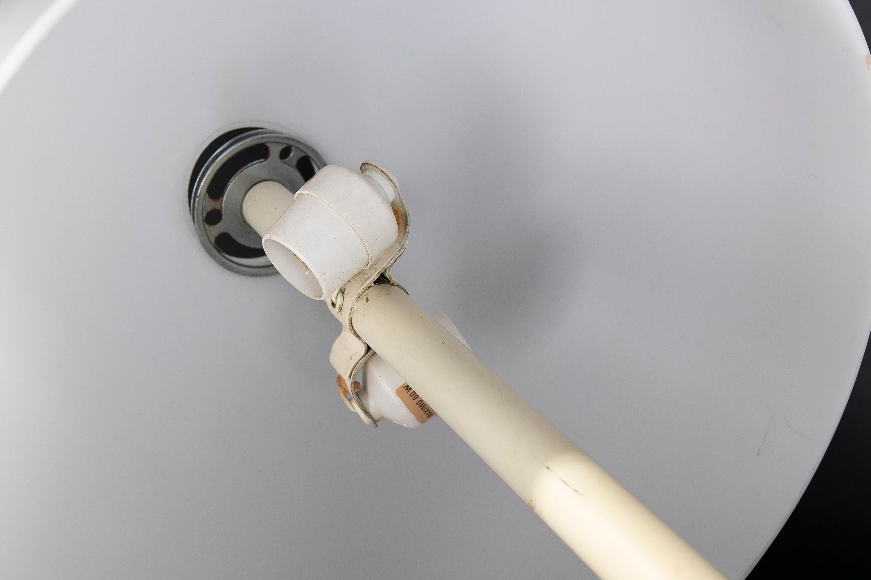 Moderne italienische Tischlampe aus weißem Kunststoff mit Chromstahl-Details im Zustand „Gut“ im Angebot in Marbella, ES