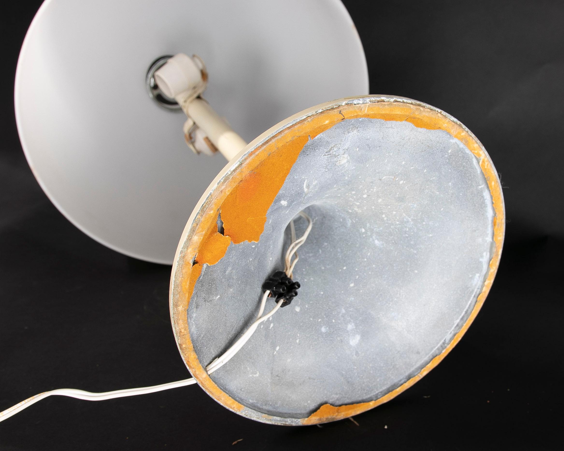 Moderne italienische Tischlampe aus weißem Kunststoff mit Chromstahl-Details (20. Jahrhundert) im Angebot