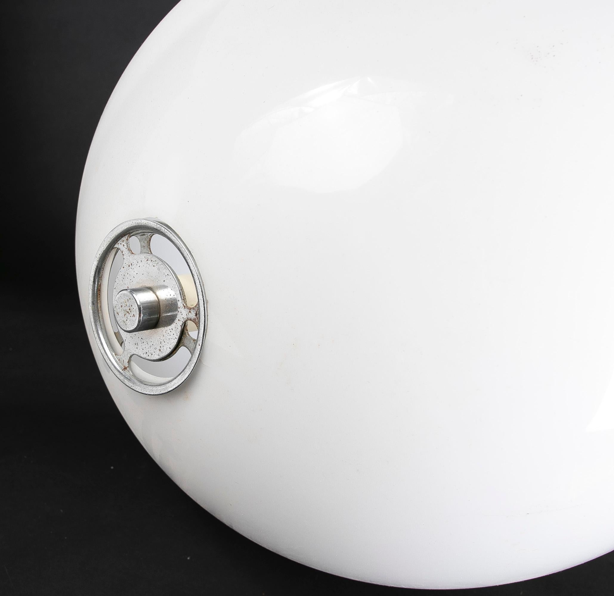 Moderne italienische Tischlampe aus weißem Kunststoff mit Chromstahl-Details (Metall) im Angebot