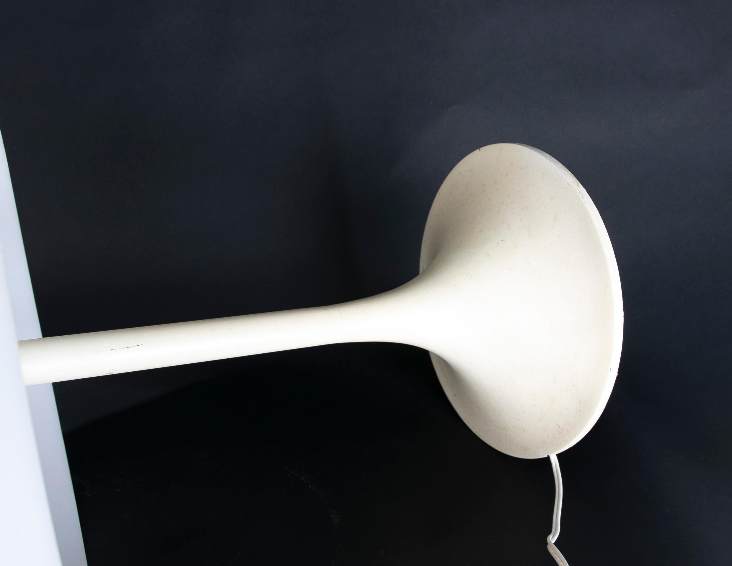 Moderne italienische Tischlampe aus weißem Kunststoff mit Chromstahl-Details im Angebot 1