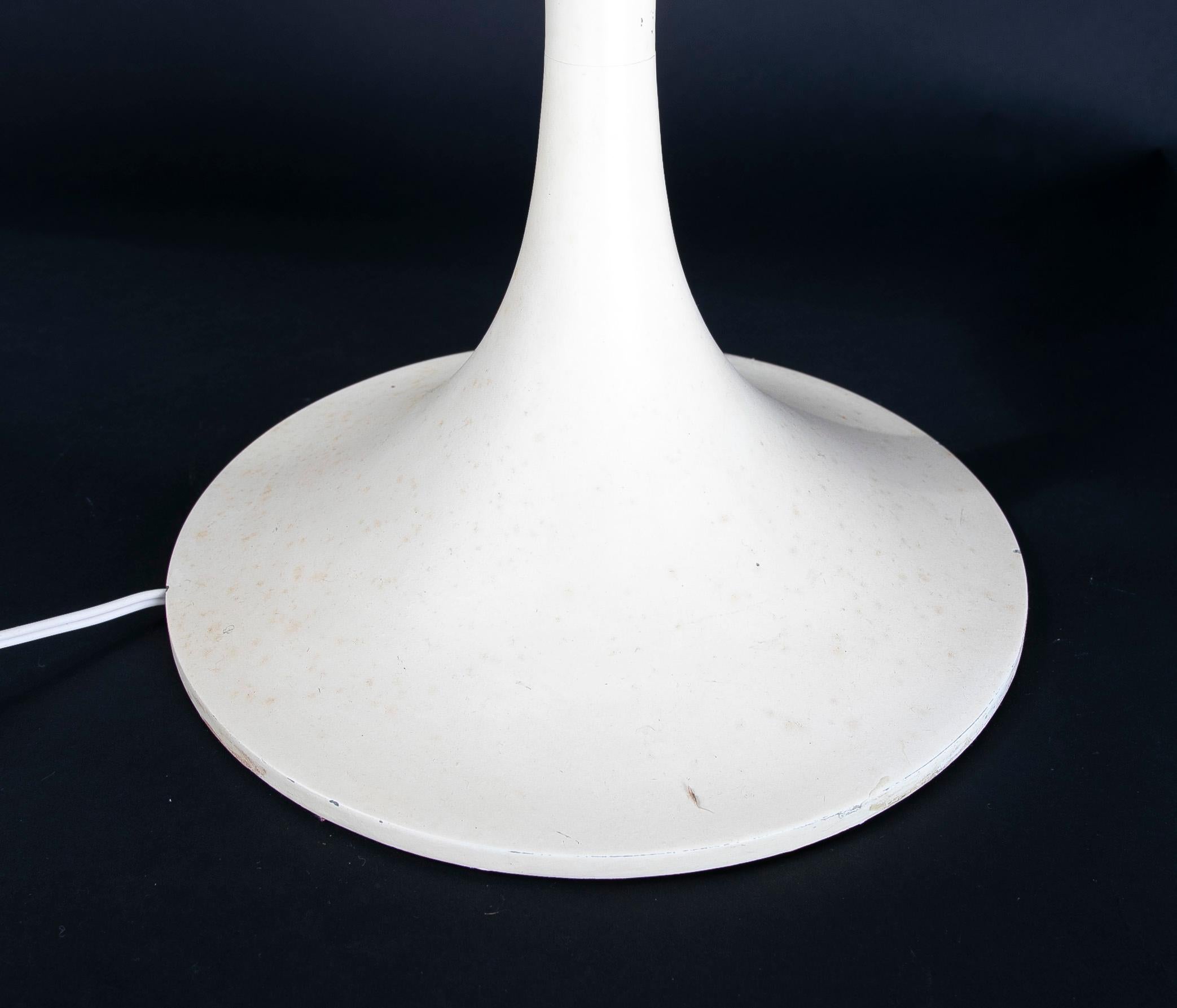 Moderne italienische Tischlampe aus weißem Kunststoff mit Chromstahl-Details im Angebot 2