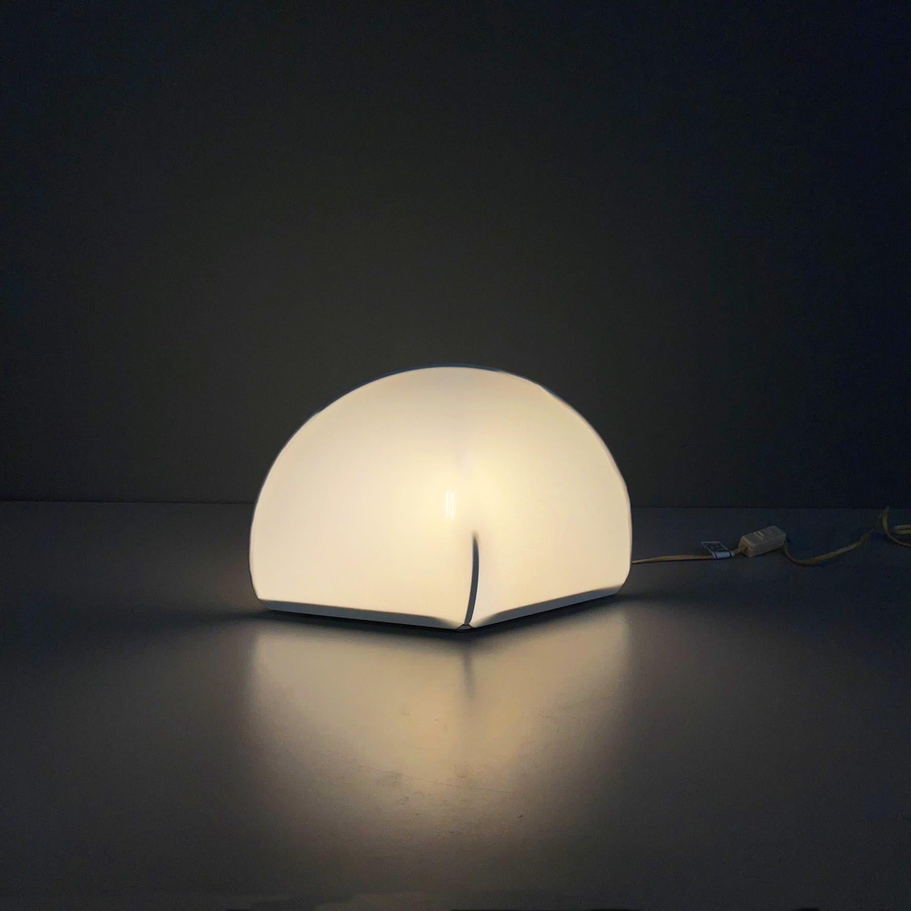 Italian modern Table lamp mod. Kaori 2 by Kazuhide Takahama for Sirrah, 1970s.
Table or bedside lamp mod. Kaori 2 with rhomboidal base in white metal. The structure is composed of a metal arch. The lampshade is made of white stretch jersey fabric,