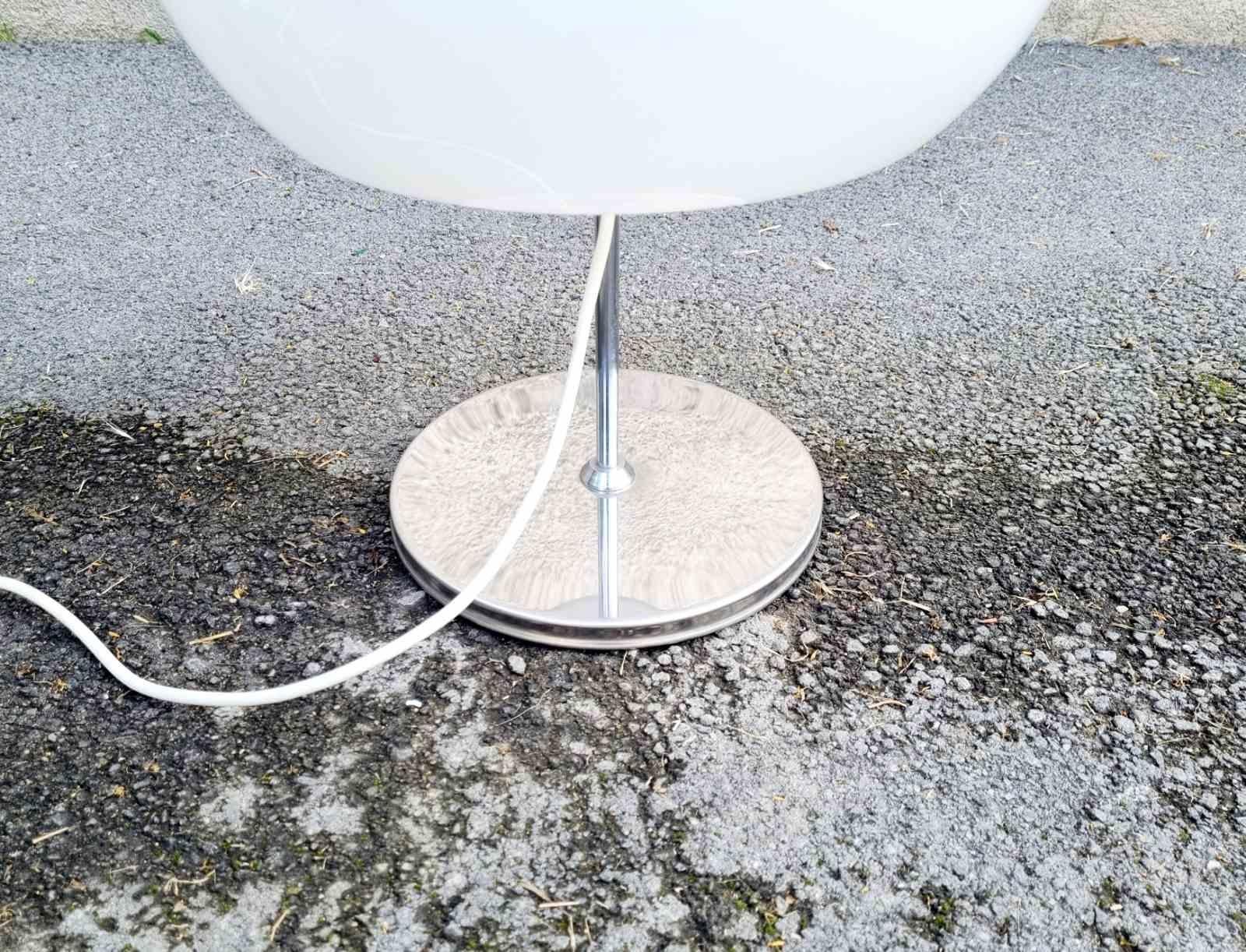 Fine XX secolo Lampada da tavolo moderna italiana Lucerna di Luigi Massoni & Massoni per Mezzini, Italia anni '70 in vendita