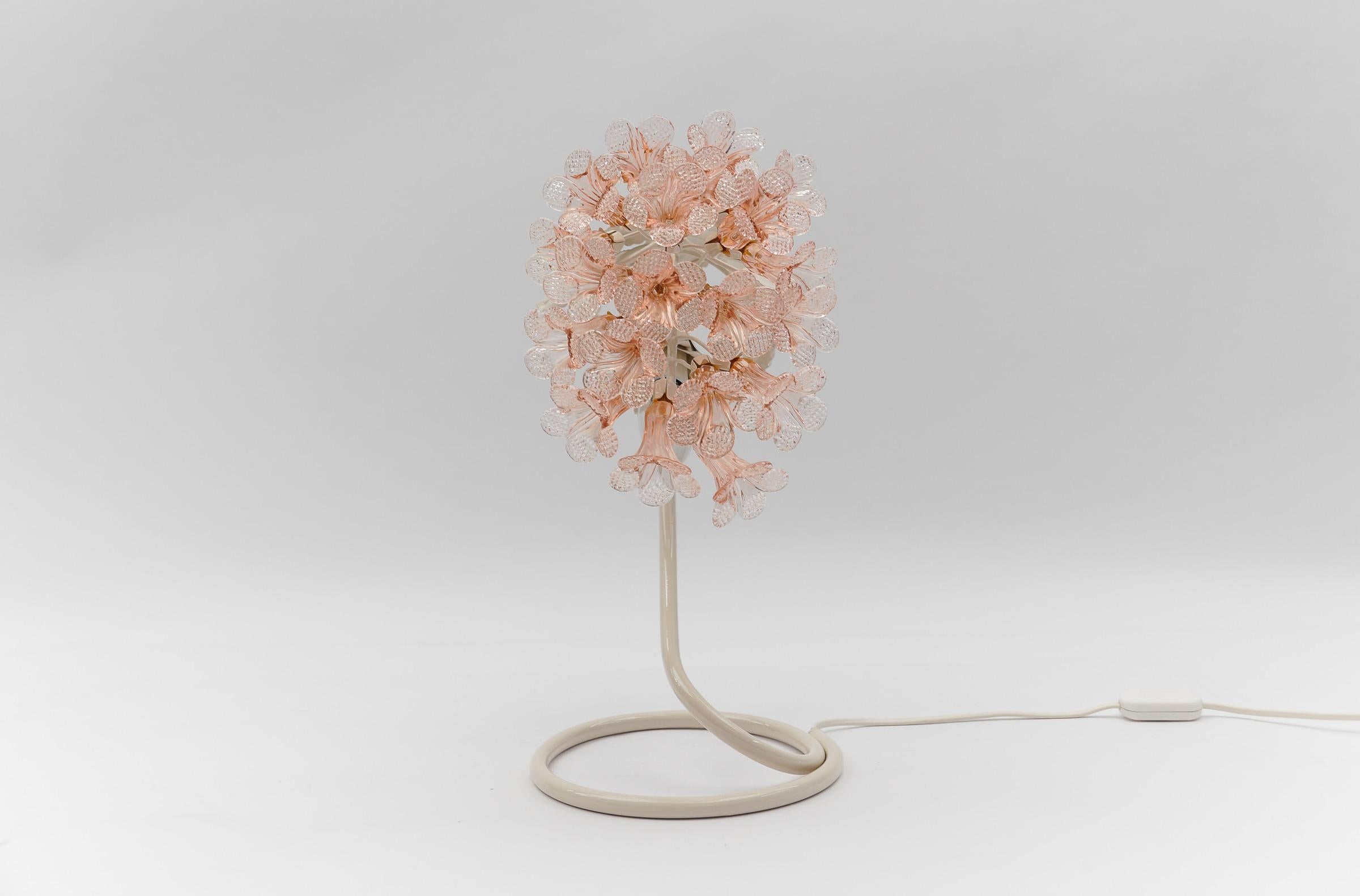 Italian Modern Table Lamp made in Pink Murano Glass Flowers, 1960s Italy.

Dimension
Height: 16,14 in (41 cm)
Width: 8.26 in (21 cm)
Depth: 11.82 in (30 cm)

The lamp needs 1 x E14 / E15 Edison screw fit bulb, is wired, and in working condition. It