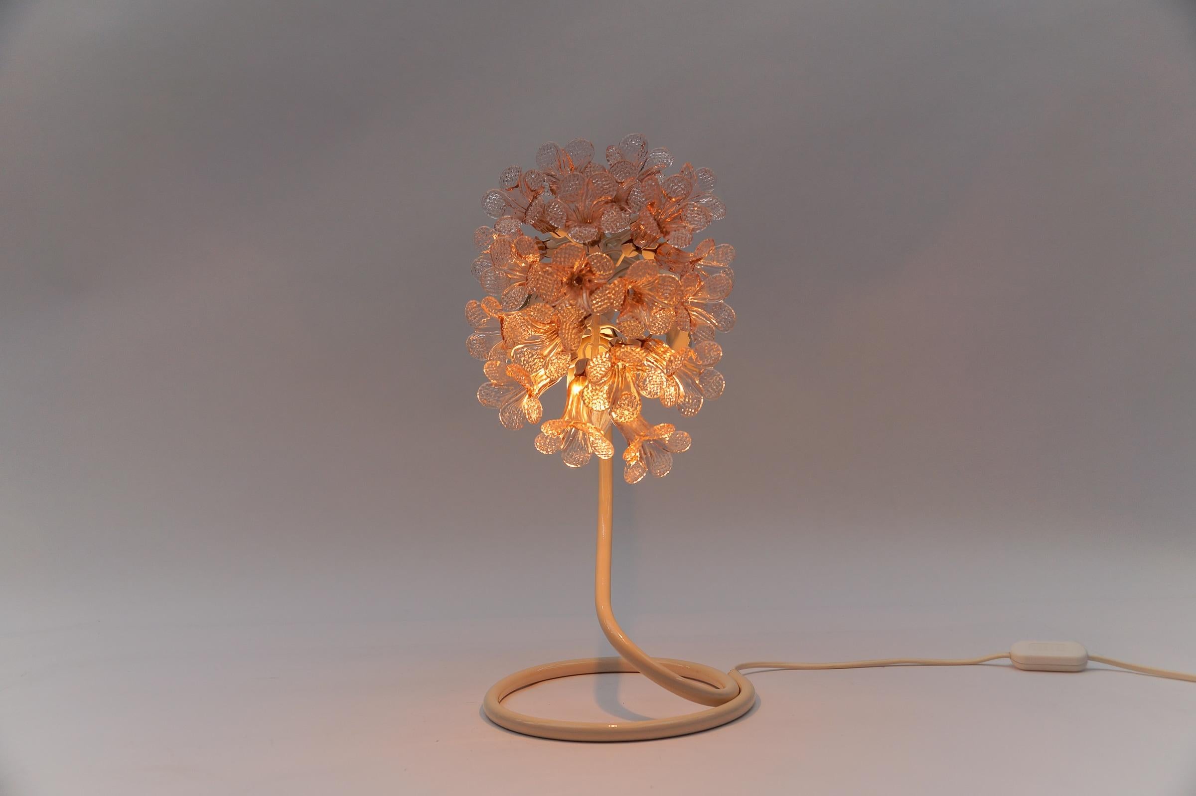 Hollywood Regency Italian Modern Table Lamp made in Pink Murano Glass Flowers, 1960s Italy For Sale