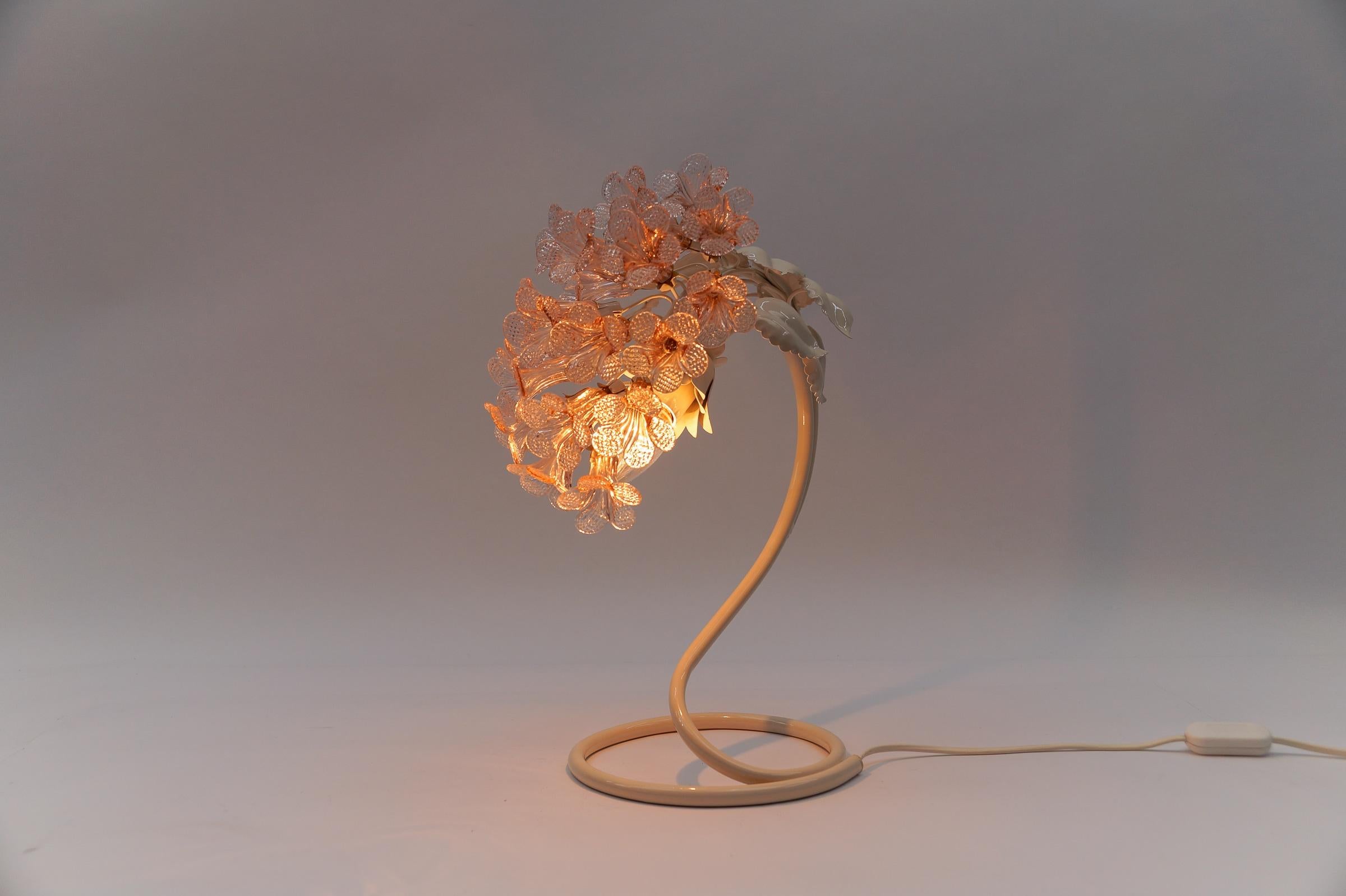 Italian Modern Table Lamp made in Pink Murano Glass Flowers, 1960s Italy In Good Condition For Sale In Nürnberg, Bayern