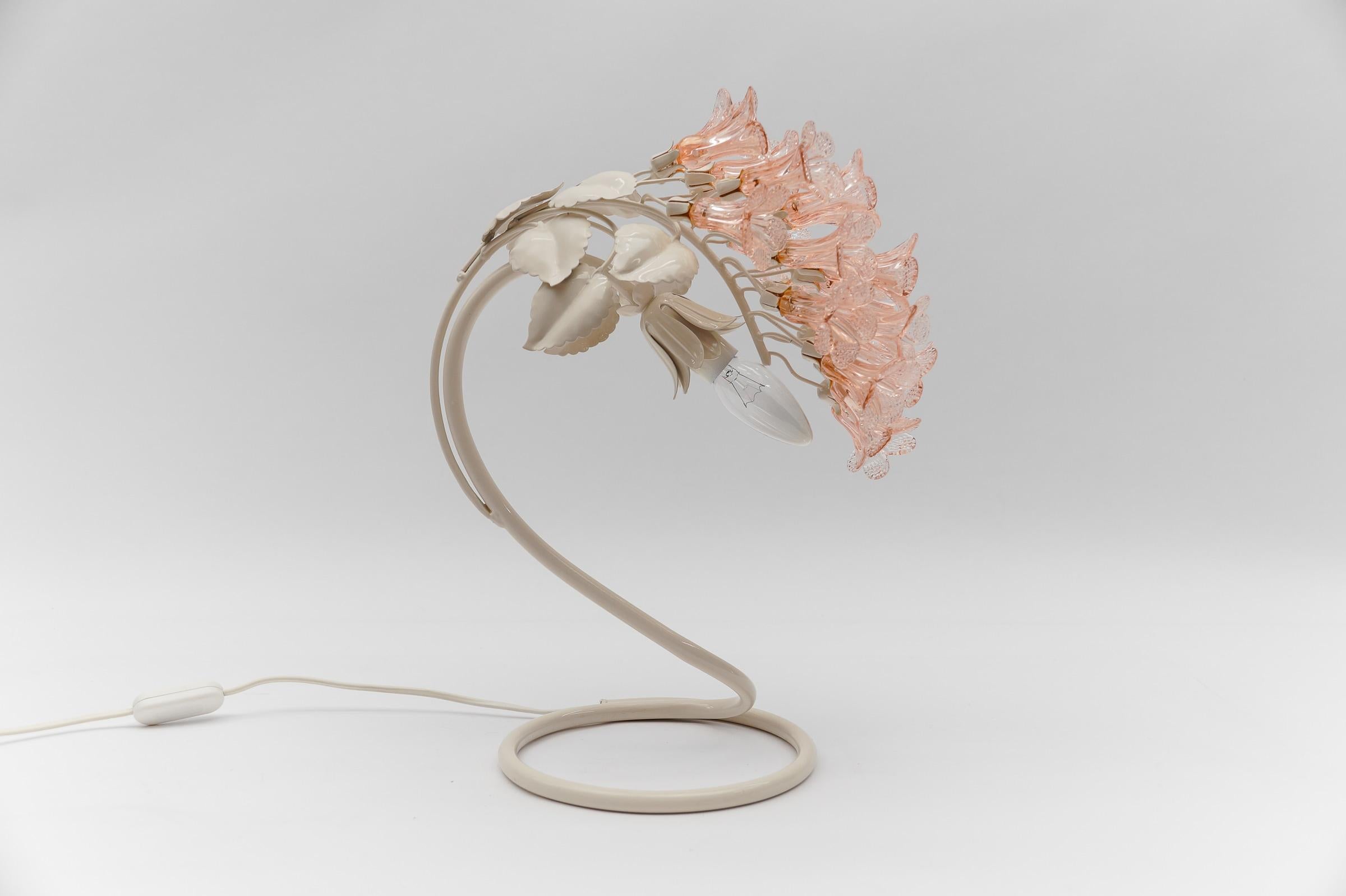 Milieu du XXe siècle Lampe de bureau moderne italienne en fleurs en verre de Murano rose, années 1960, Italie en vente