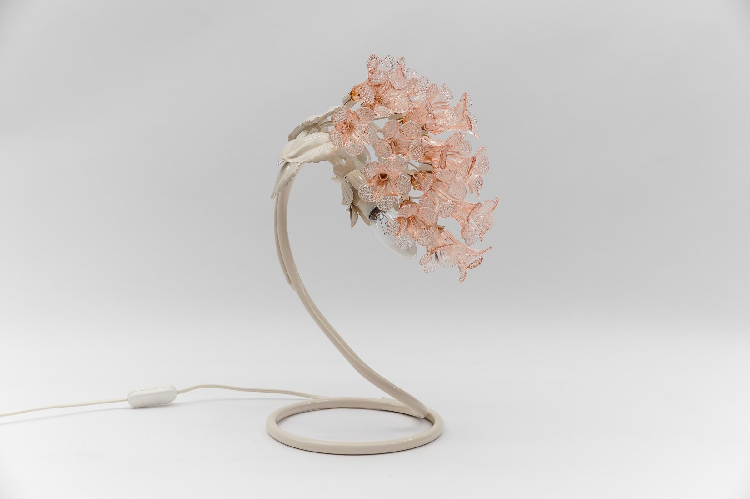 Moderne italienische Tischlampe aus rosa Murano-Glas Blumen, 1960er Jahre Italien (Metall)