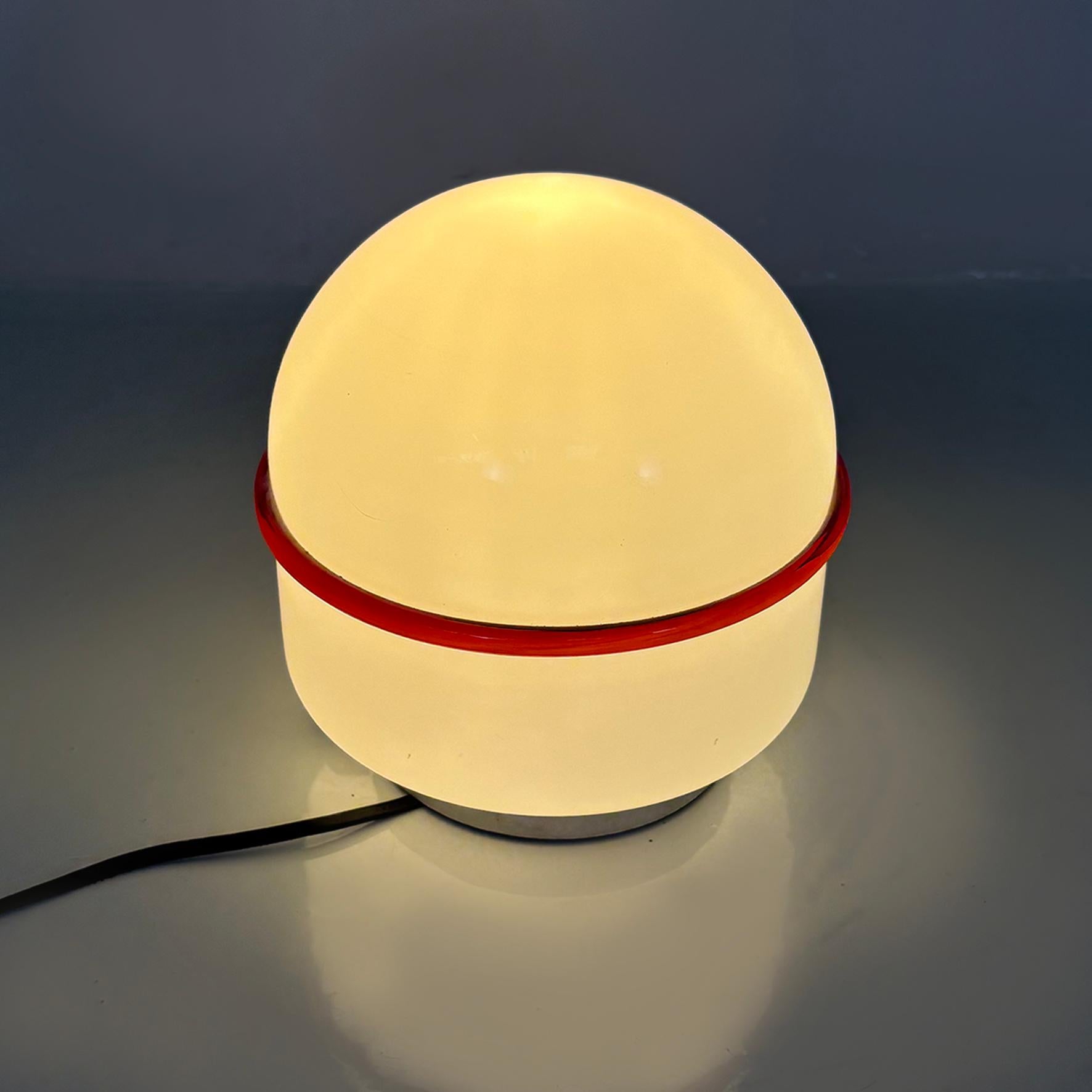 Italienische moderne Tischleuchte Tecla von Noti Massari für Leucos, 1970er Jahre
Tischleuchte Modell Tecla mit rundem Sockel aus weißem Glas.
Er hat einen dekorativen roten Glasring und einen weißen Kunststoffsockel.
Produziert in den 1970er Jahren