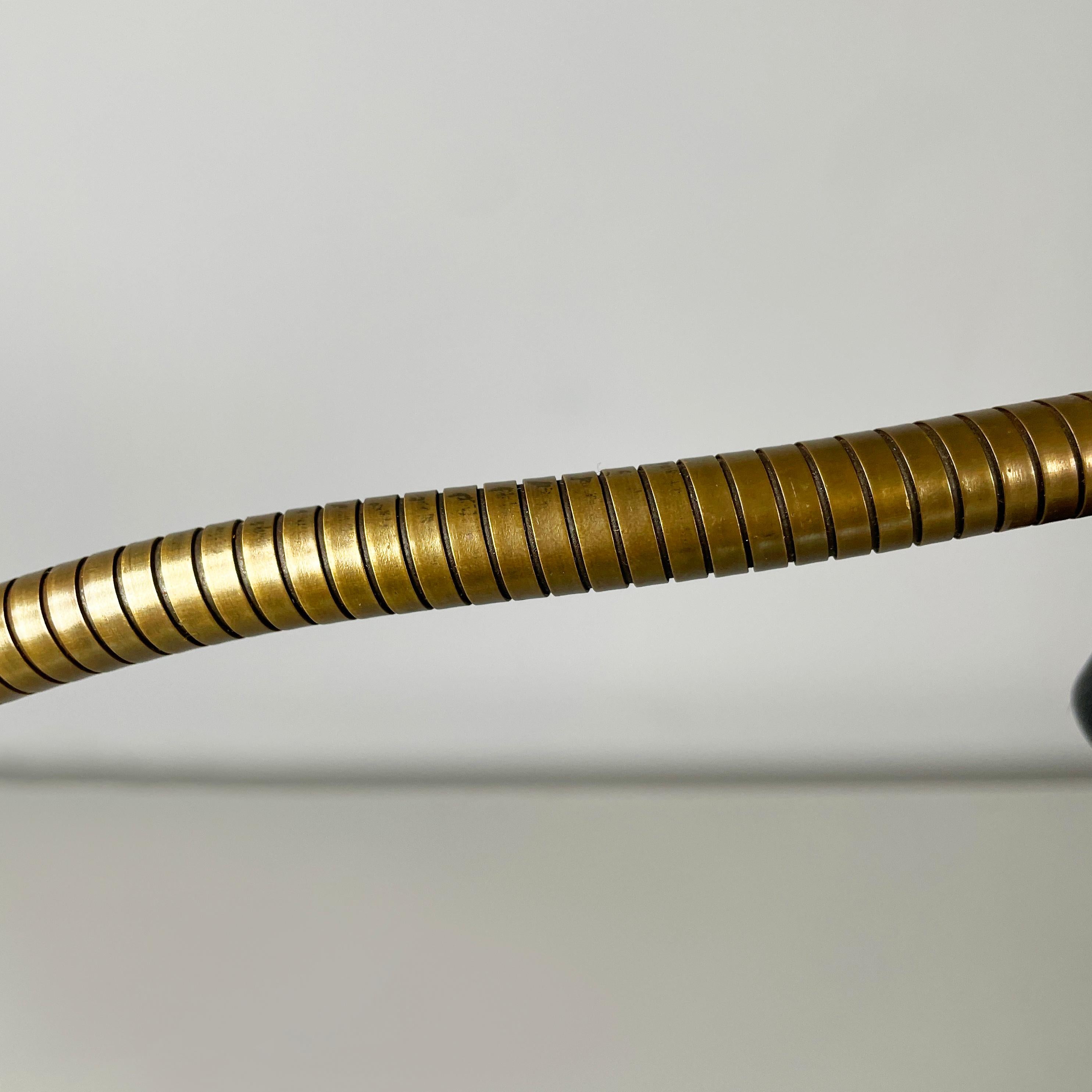 Lampe de table moderne italienne avec pince en métal noir et laiton, années 1970. en vente 4