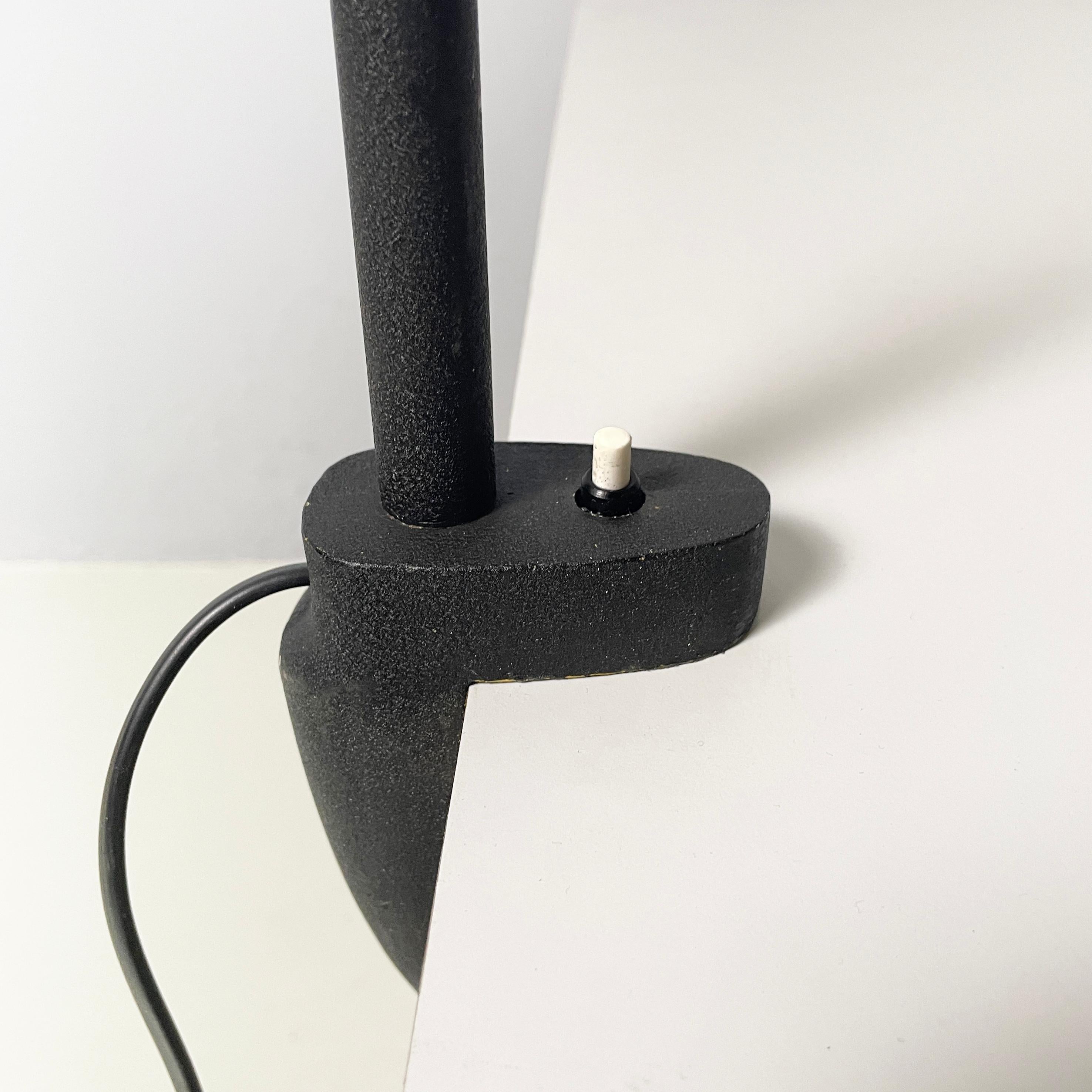 Lampe de table moderne italienne avec pince en métal noir et laiton, années 1970. en vente 6