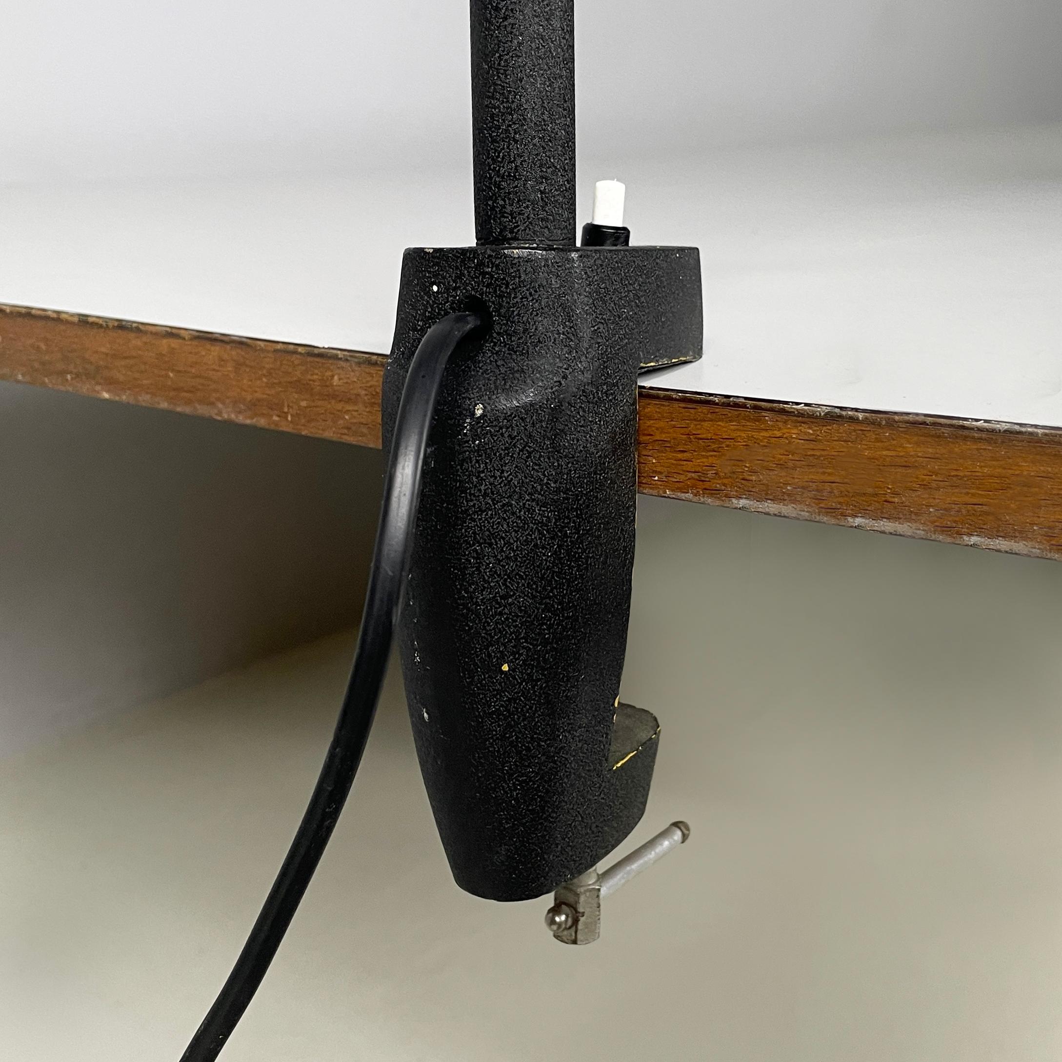 Lampe de table moderne italienne avec pince en métal noir et laiton, années 1970. en vente 7