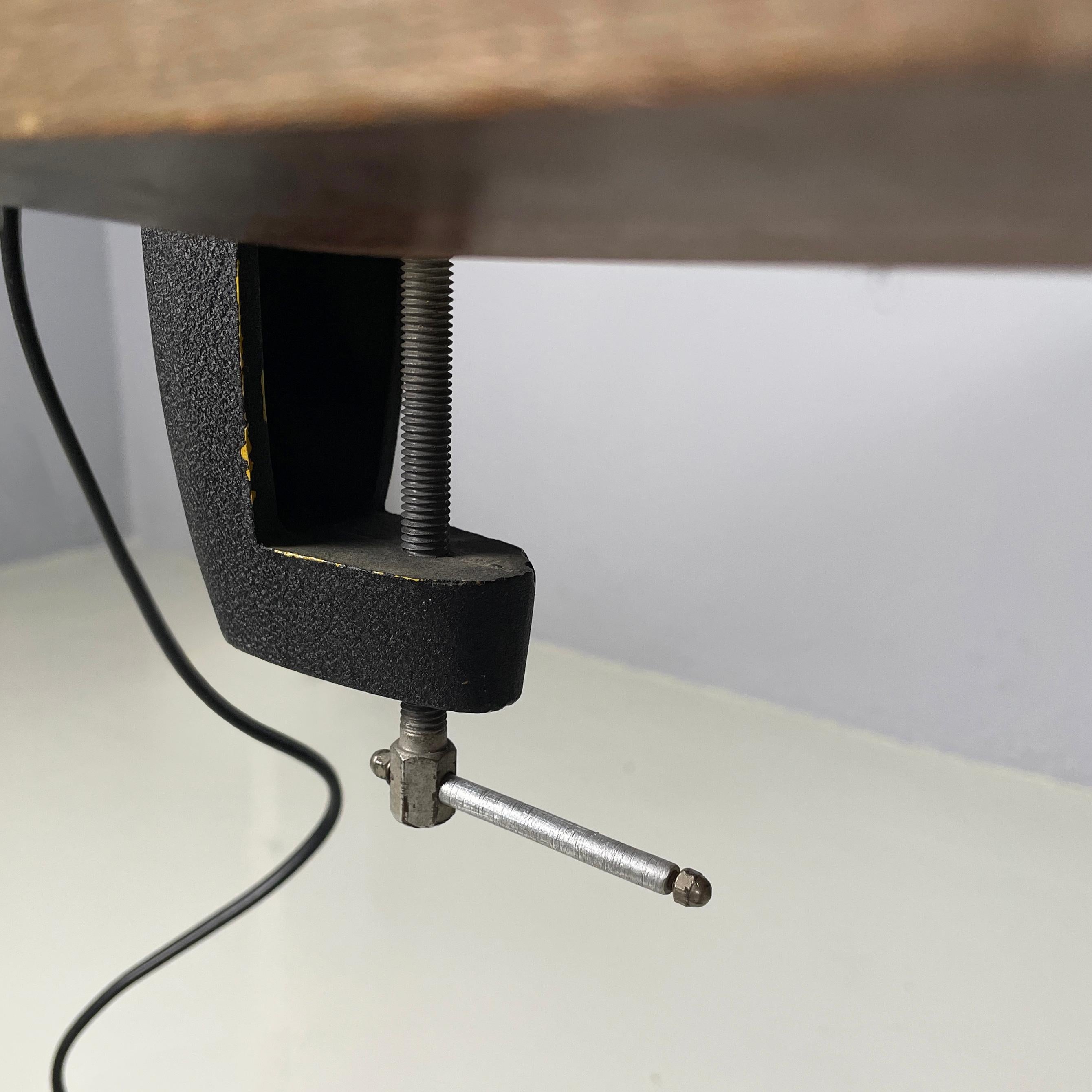 Lampe de table moderne italienne avec pince en métal noir et laiton, années 1970. en vente 8