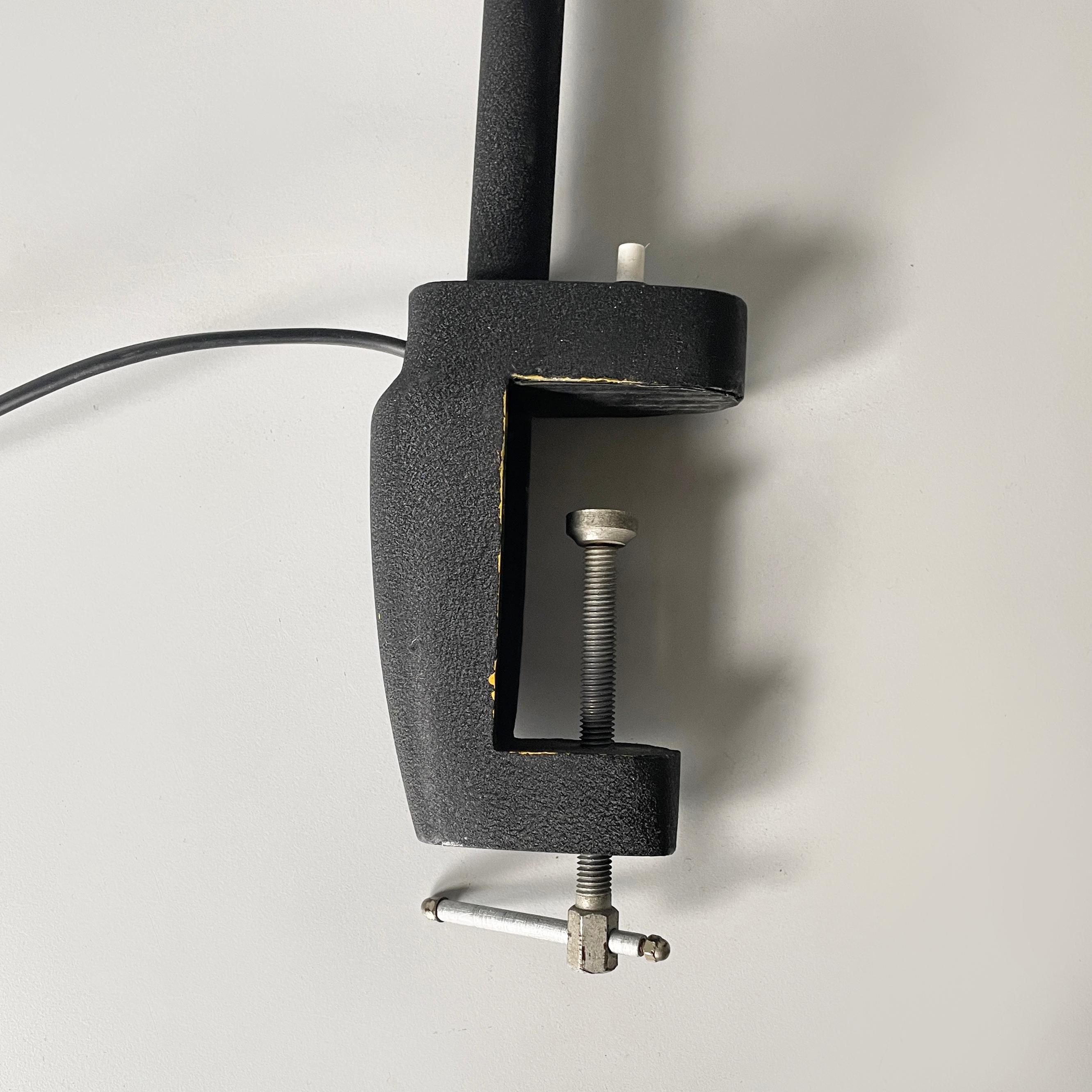 Lampe de table moderne italienne avec pince en métal noir et laiton, années 1970. en vente 9